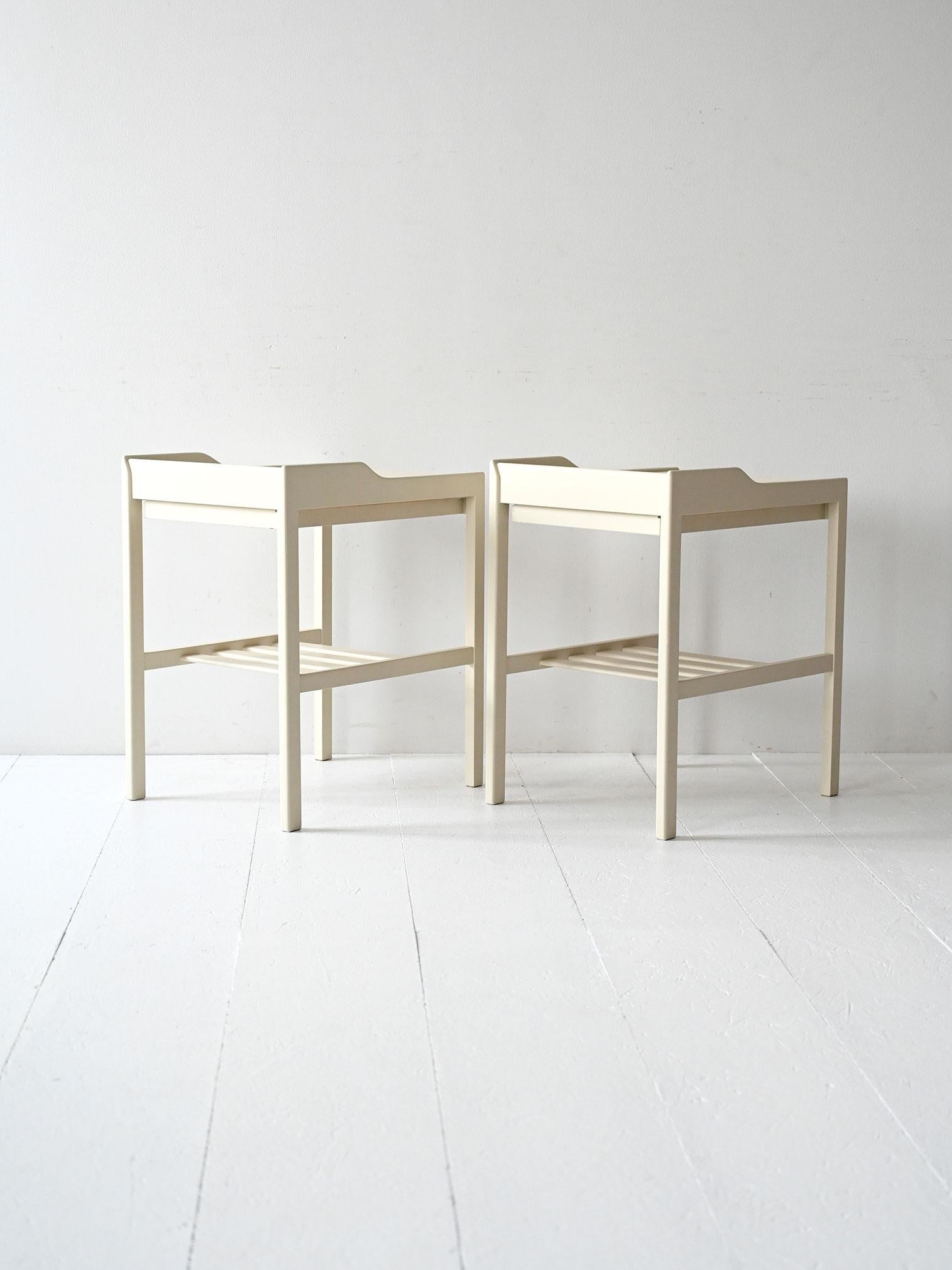 Paire de tables de chevet blanches scandinaves des années 1950 Bon état - En vente à Brescia, IT