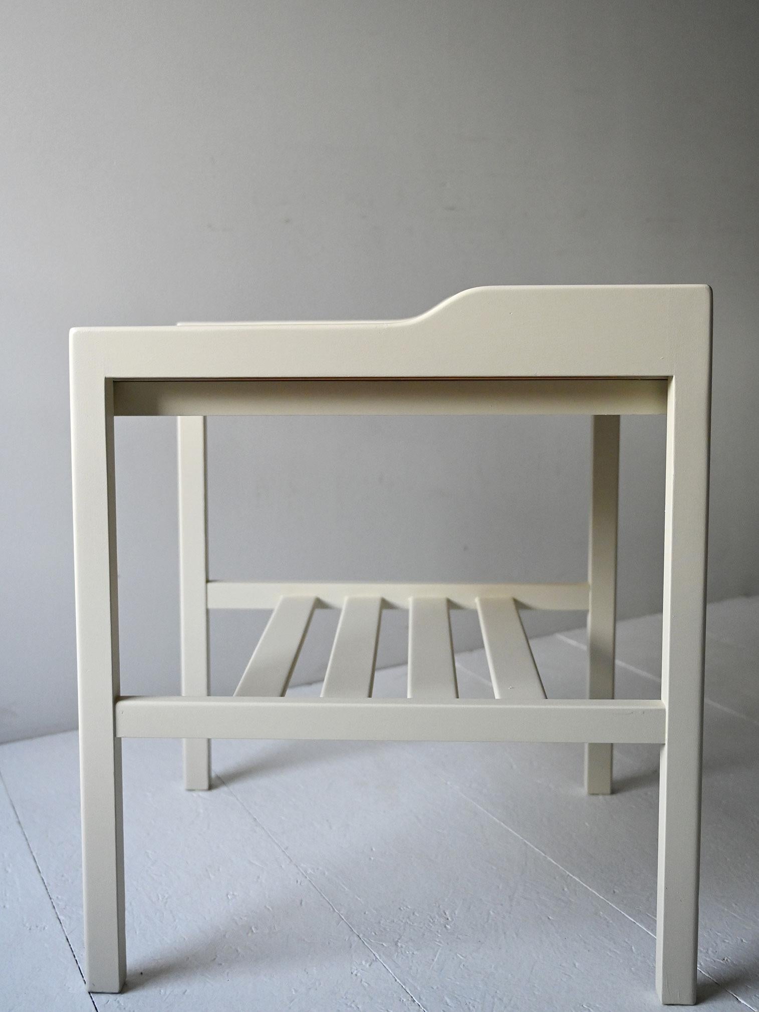 Bois Paire de tables de chevet blanches scandinaves des années 1950 en vente