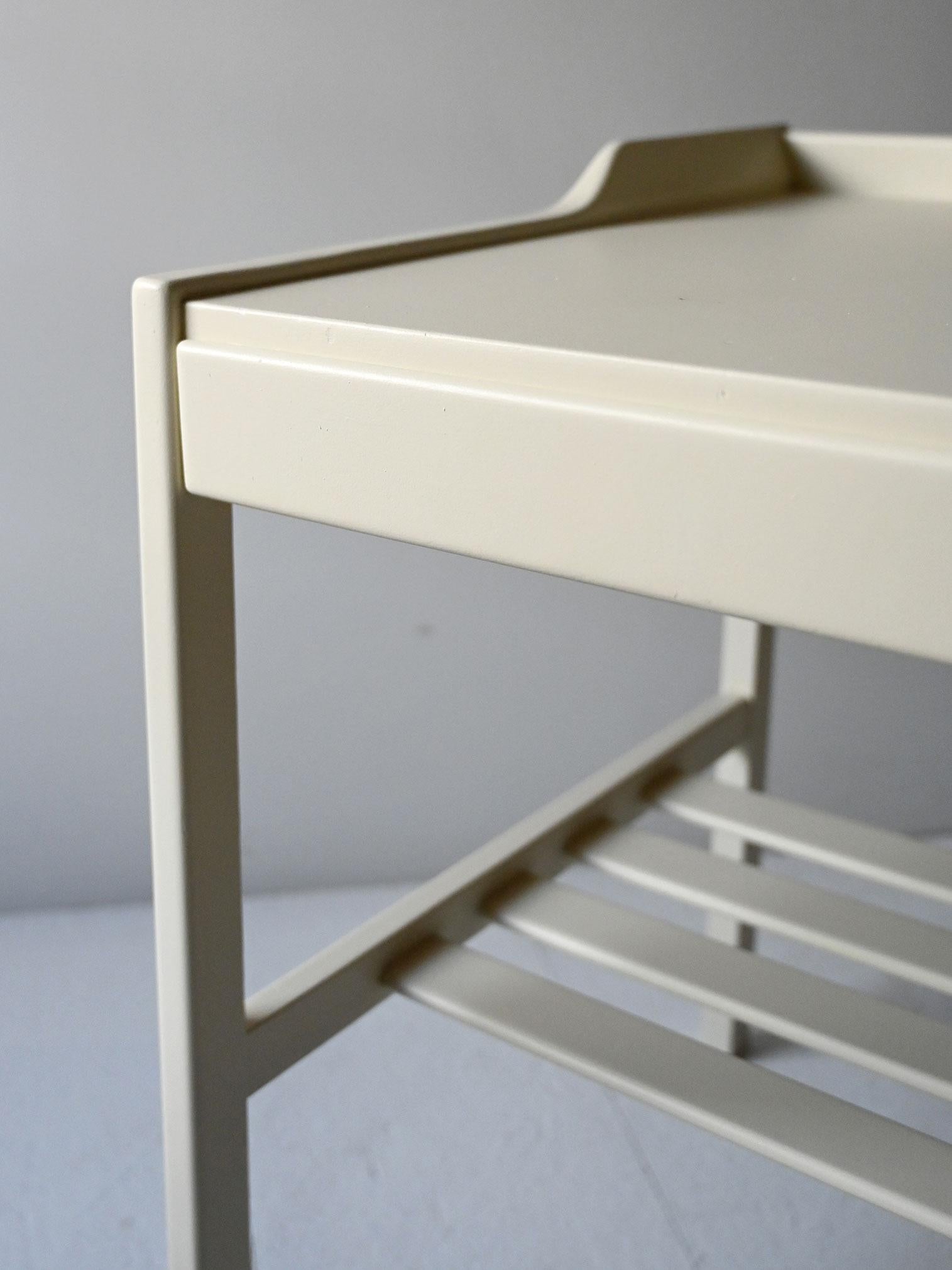 Paire de tables de chevet blanches scandinaves des années 1950 en vente 1