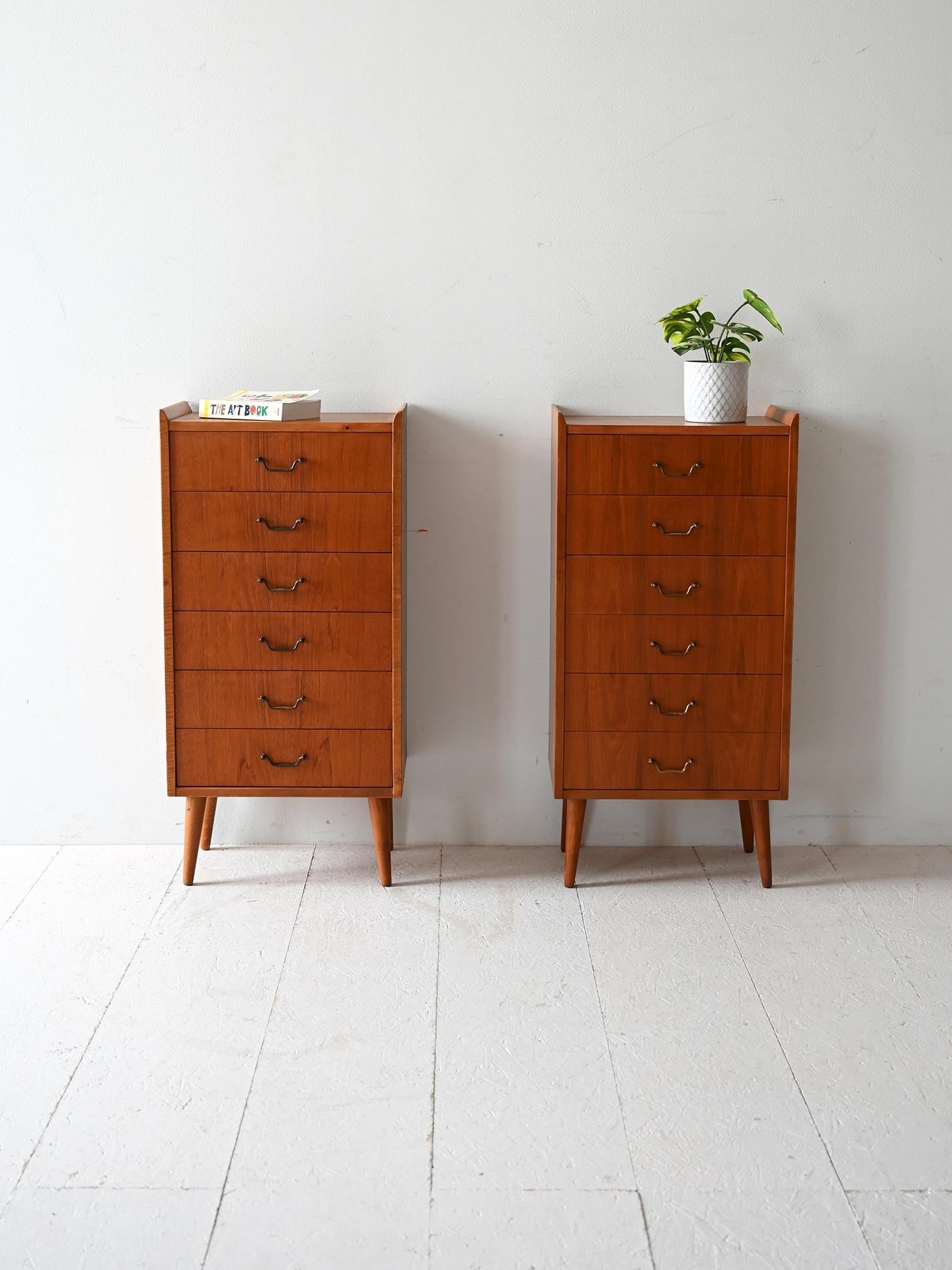Deux tables de chevet vintage en teck avec six tiroirs chacune et des poignées en laiton d'origine, des lignes sobres et proportionnées.

Paire de tables de chevet scandinaves en teck des années 1950, chacune avec six tiroirs. La structure élancée