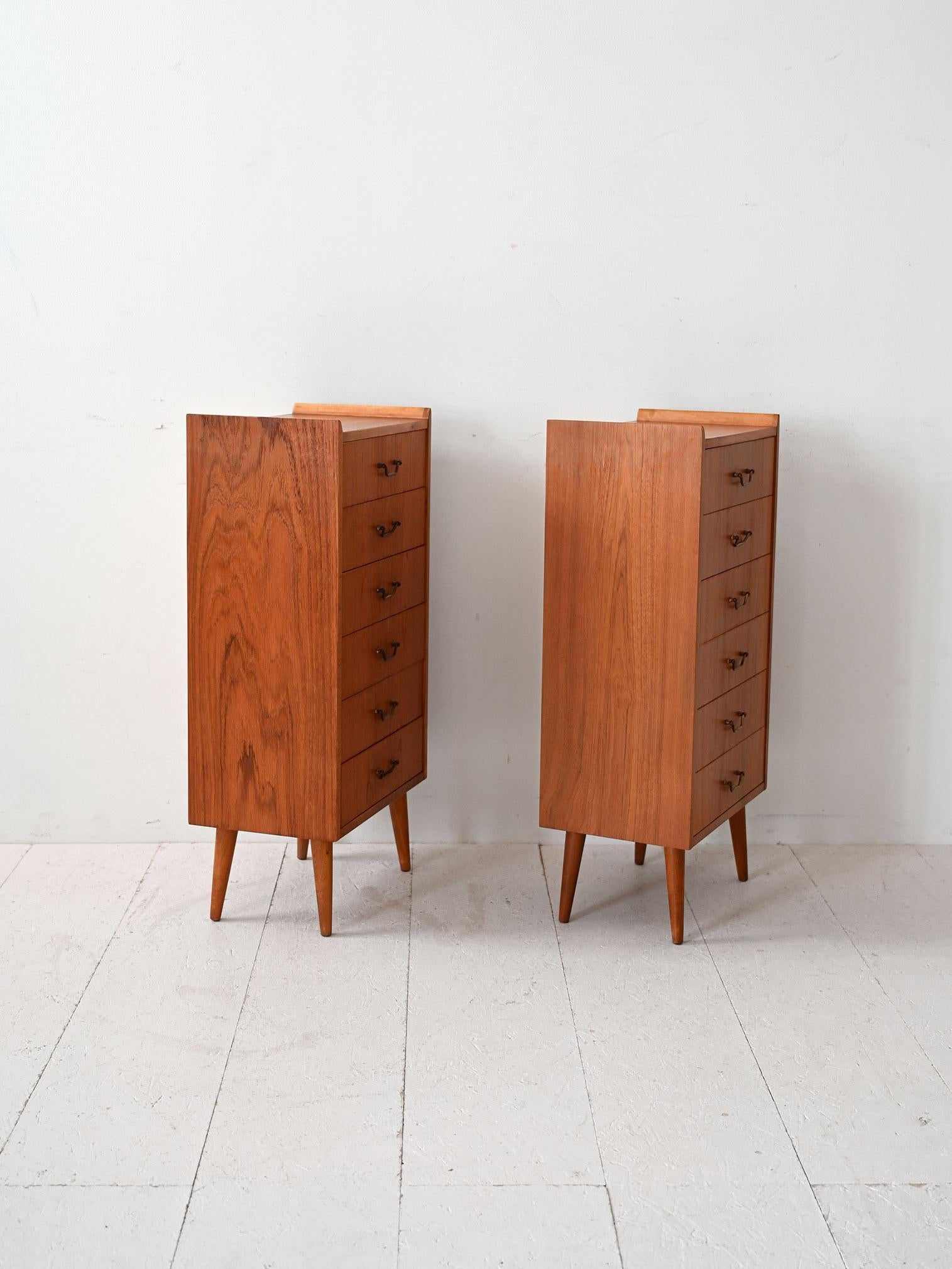 Scandinave moderne Paire de tables de nuit scandinaves en teck des années 1950 en vente