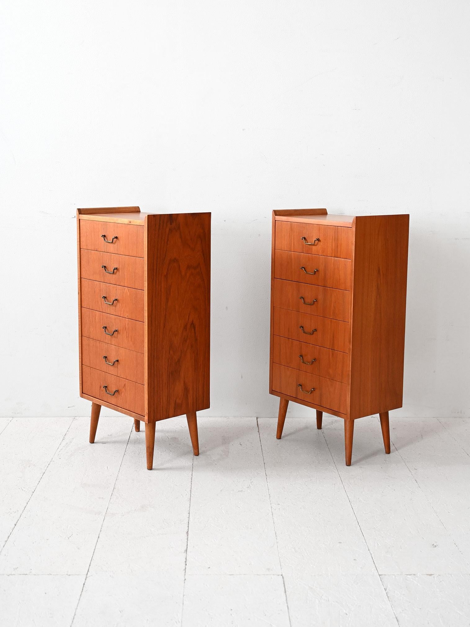 Scandinavian Paire de tables de nuit scandinaves en teck des années 1950 en vente