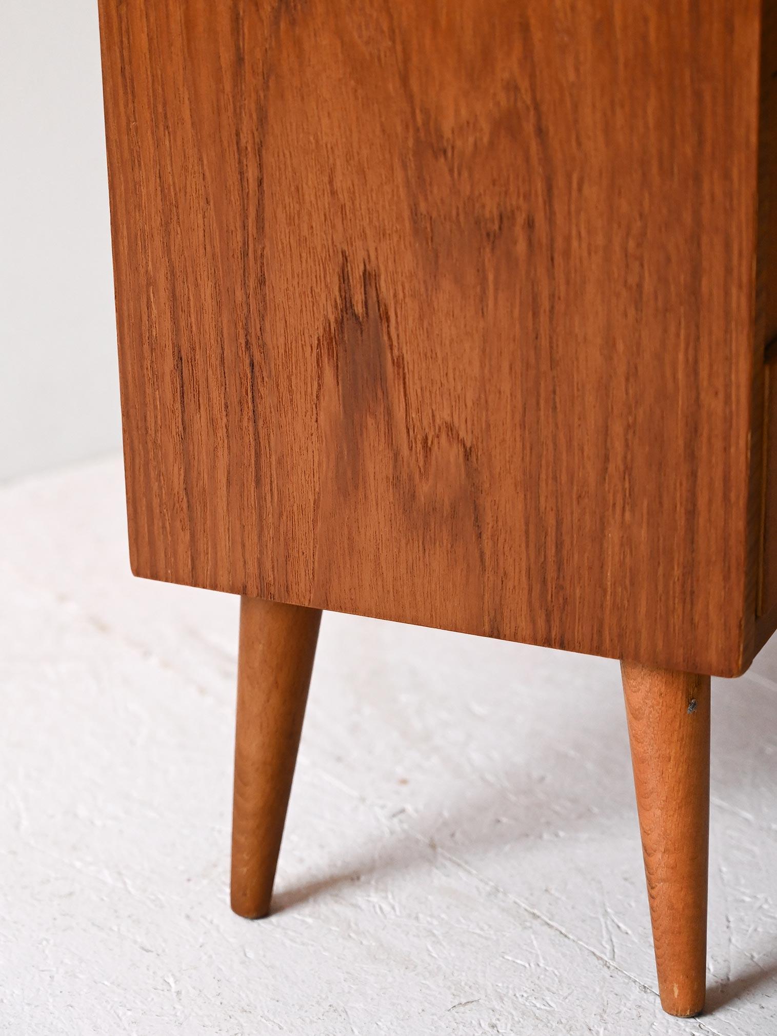 Paire de tables de nuit scandinaves en teck des années 1950 en vente 1
