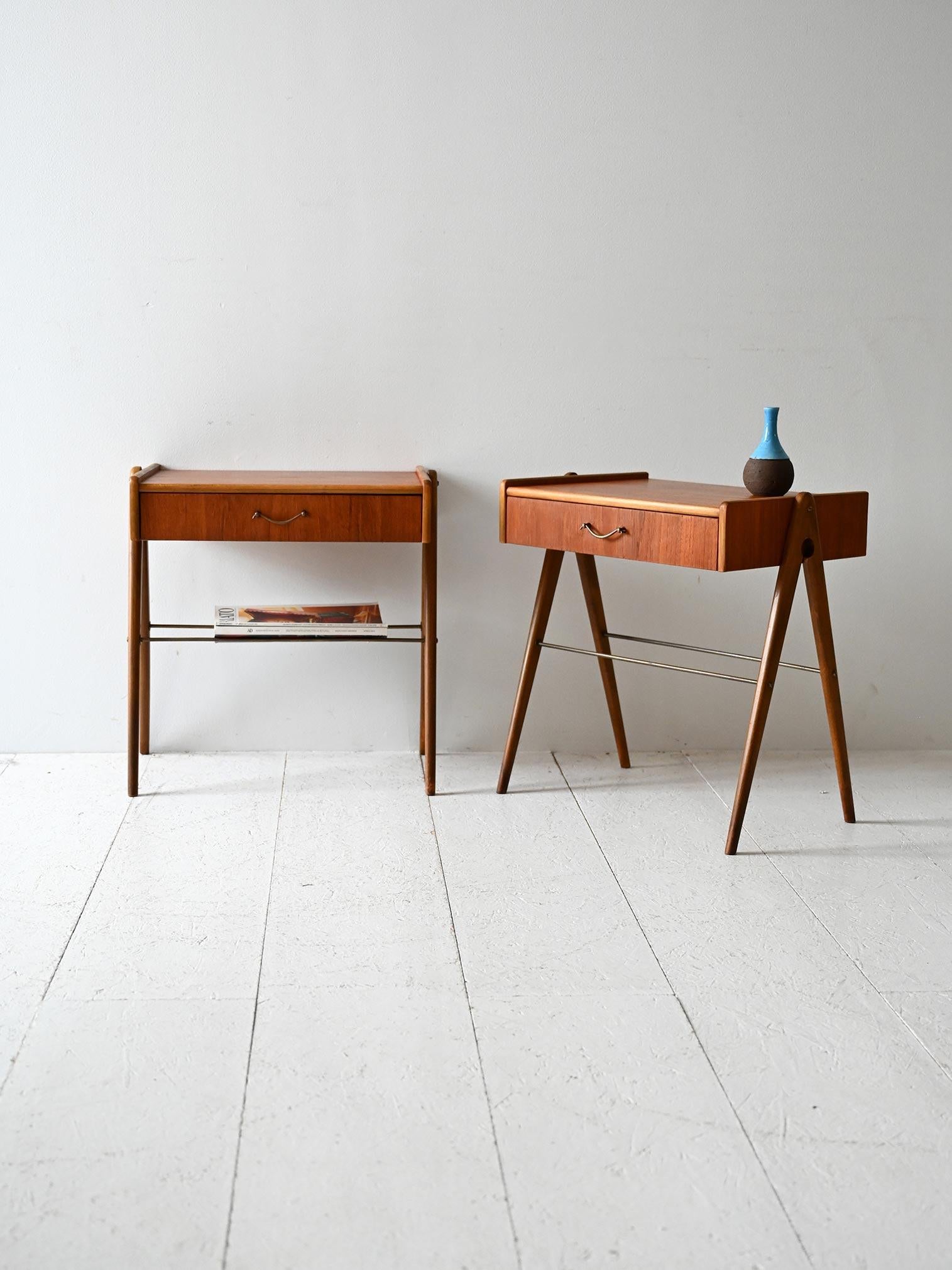 Coppia di comodini in teak con cassetto e struttura in legno unita da eleganti barre in metallo.

Coppia di comodini scandinavi in teak, risalenti alla fine degli anni ’50. Ogni pezzo è dotato di un cassetto con maniglia in ottone sagomato. Le gambe