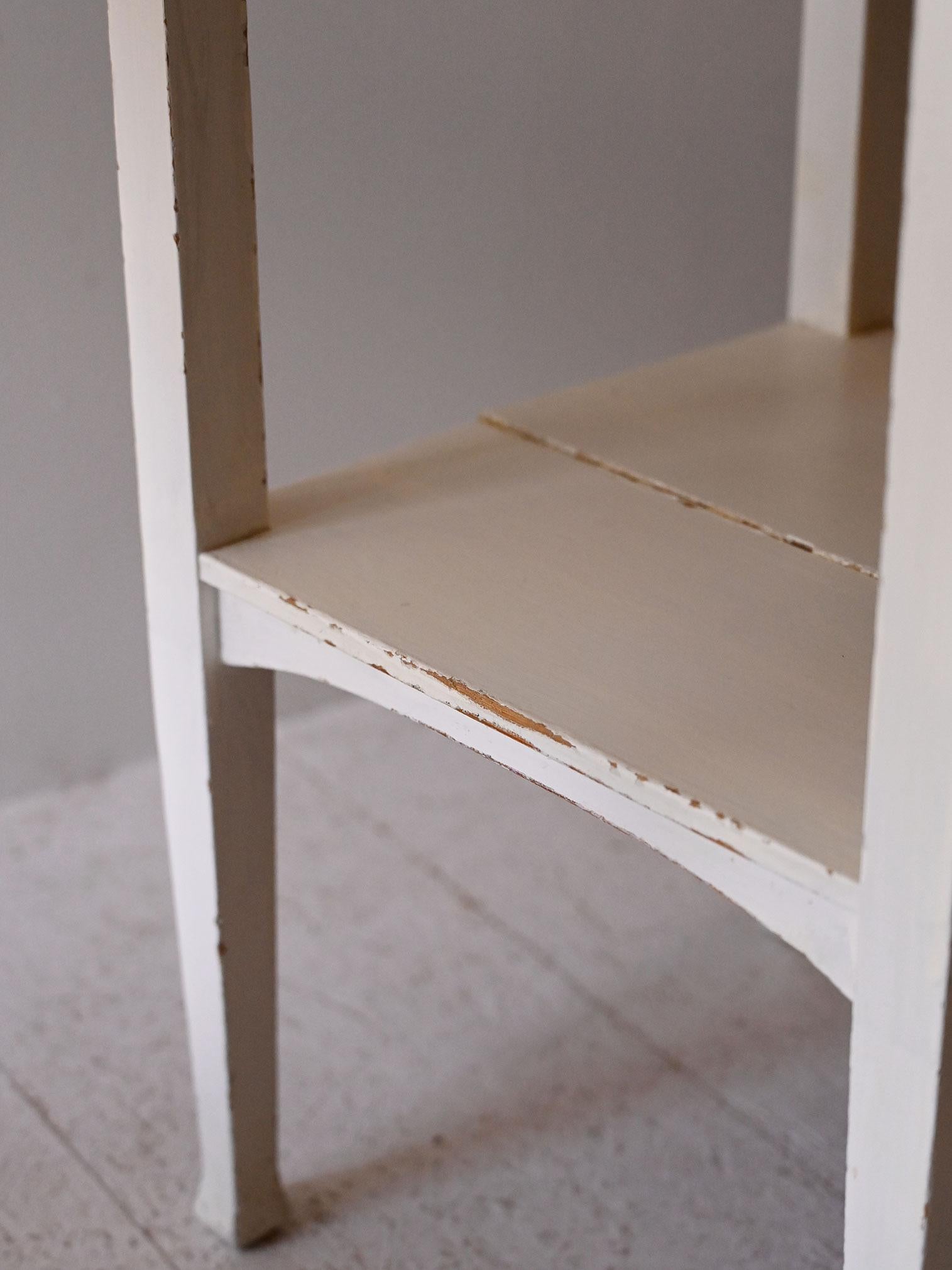 Coppia comodini scandinavi metà Novecento dipinti di bianco in vendita 4