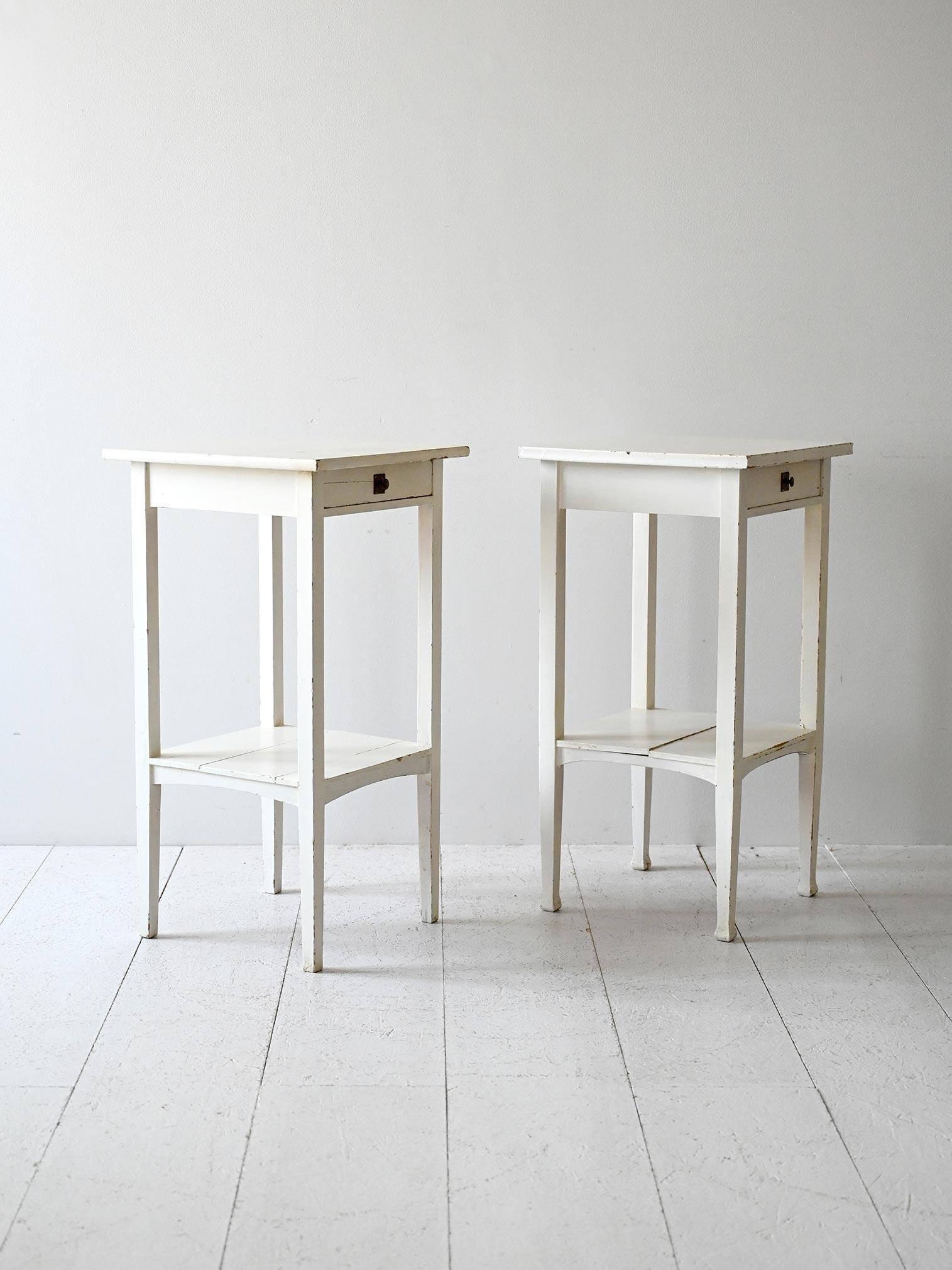 Scandinavo moderno Coppia comodini scandinavi metà Novecento dipinti di bianco in vendita