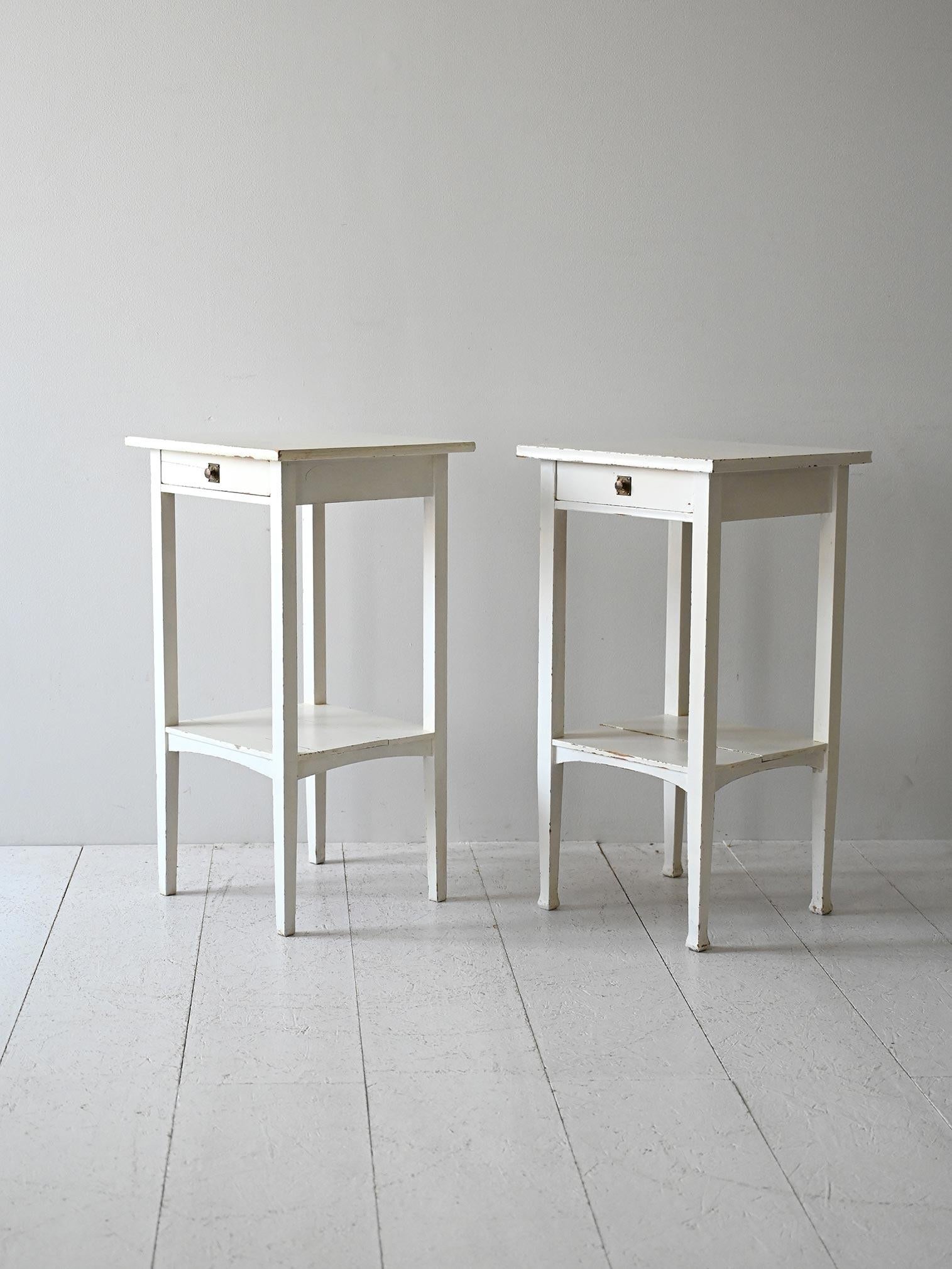 Scandinavian Coppia comodini scandinavi metà Novecento dipinti di bianco in vendita