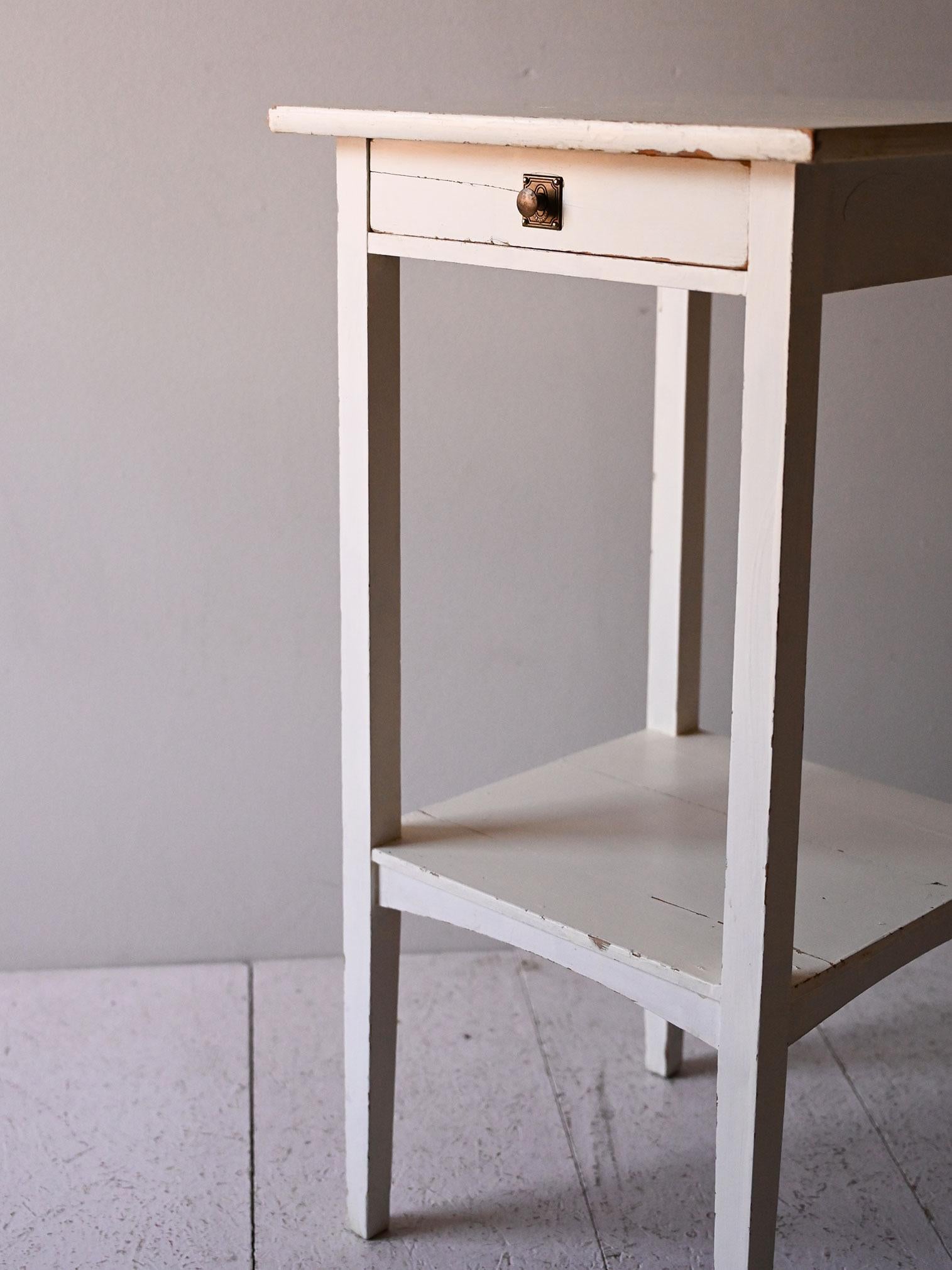 Mid-20th Century Coppia comodini scandinavi metà Novecento dipinti di bianco in vendita