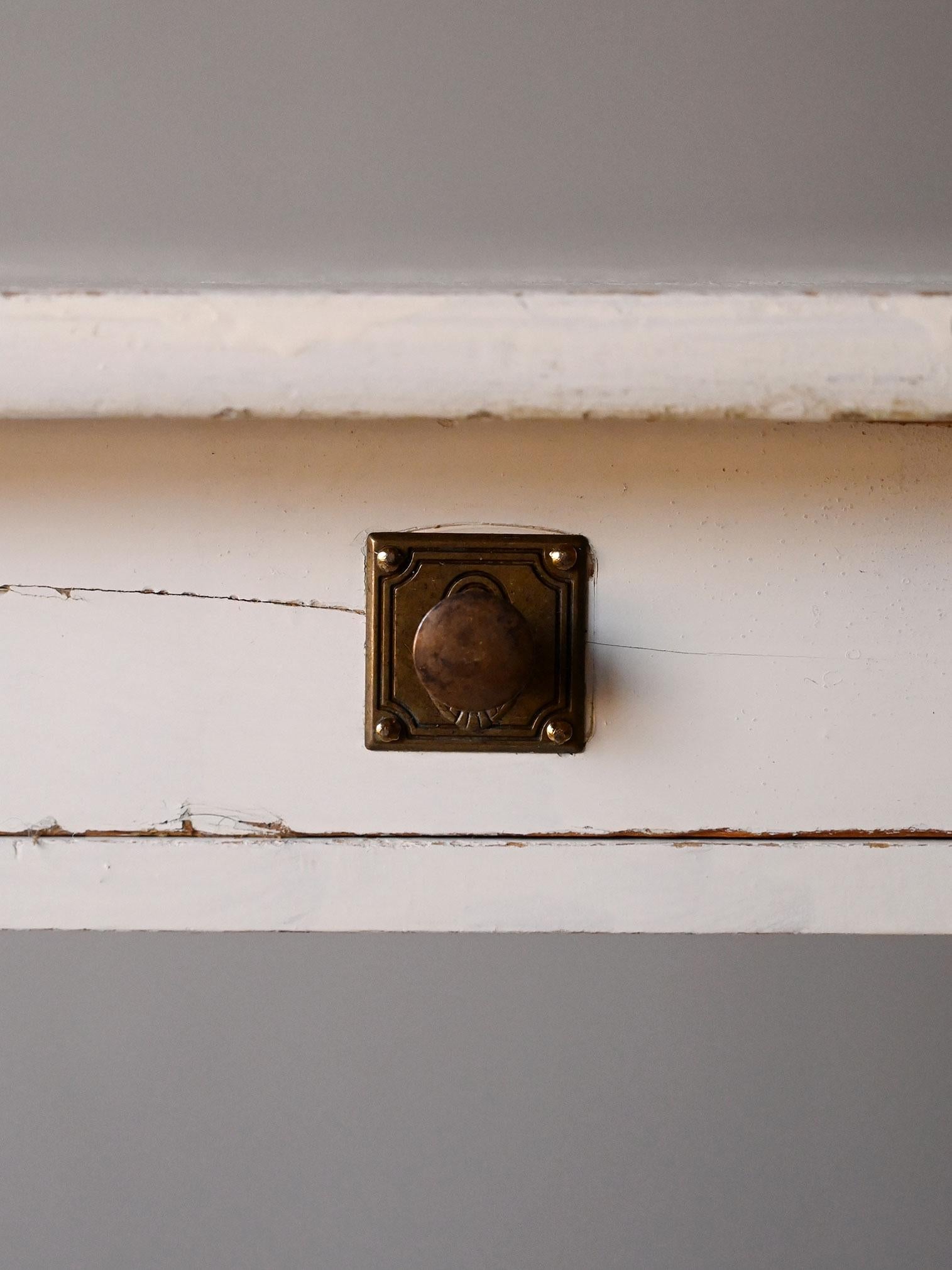 Legno Coppia comodini scandinavi metà Novecento dipinti di bianco in vendita