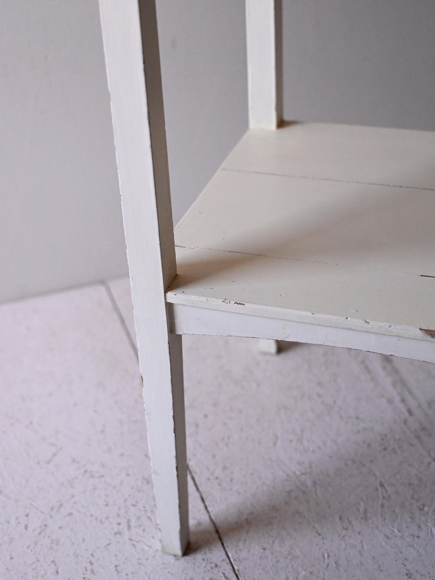 Coppia comodini scandinavi metà Novecento dipinti di bianco in vendita 1