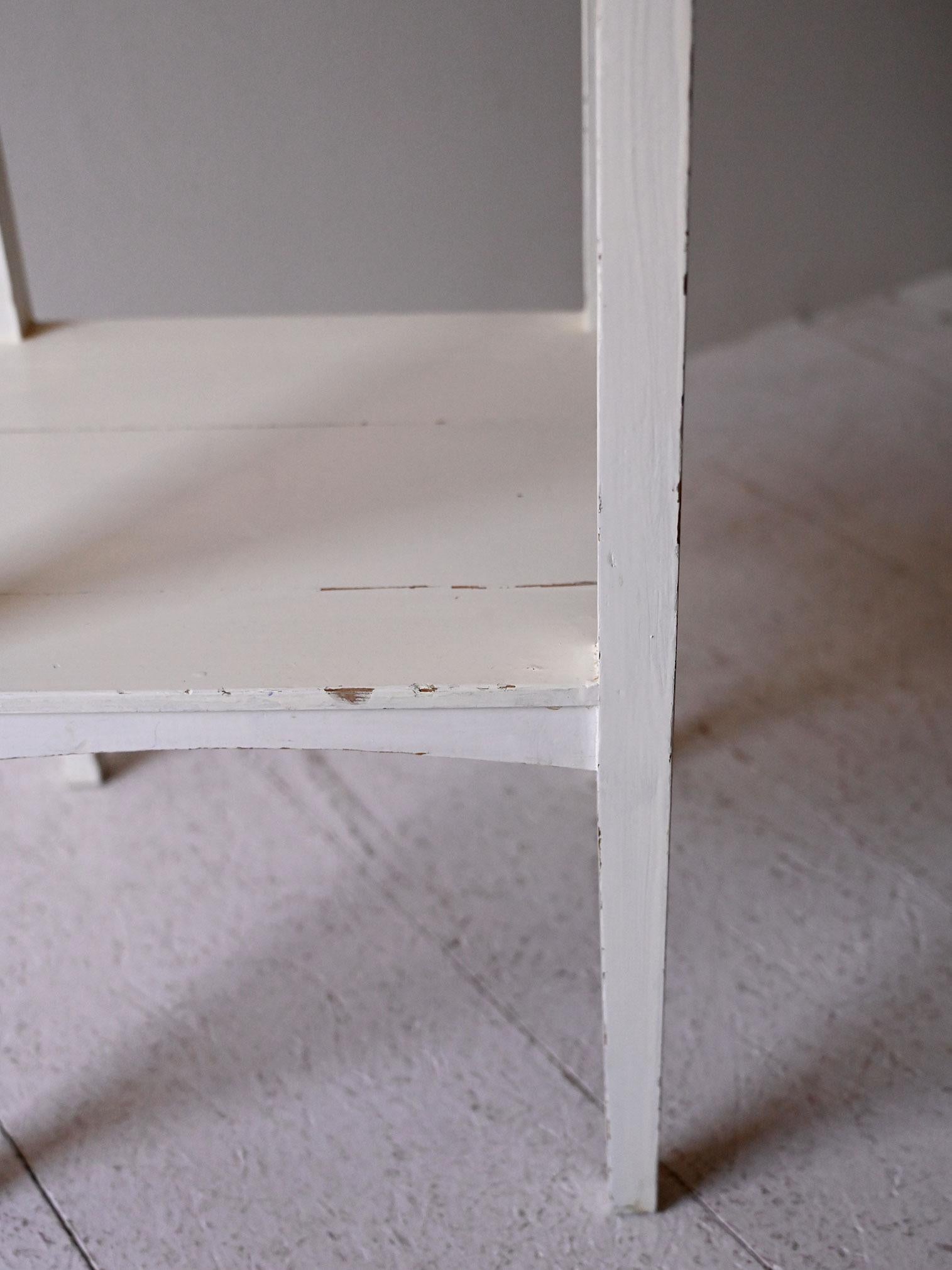 Coppia comodini scandinavi metà Novecento dipinti di bianco in vendita 2