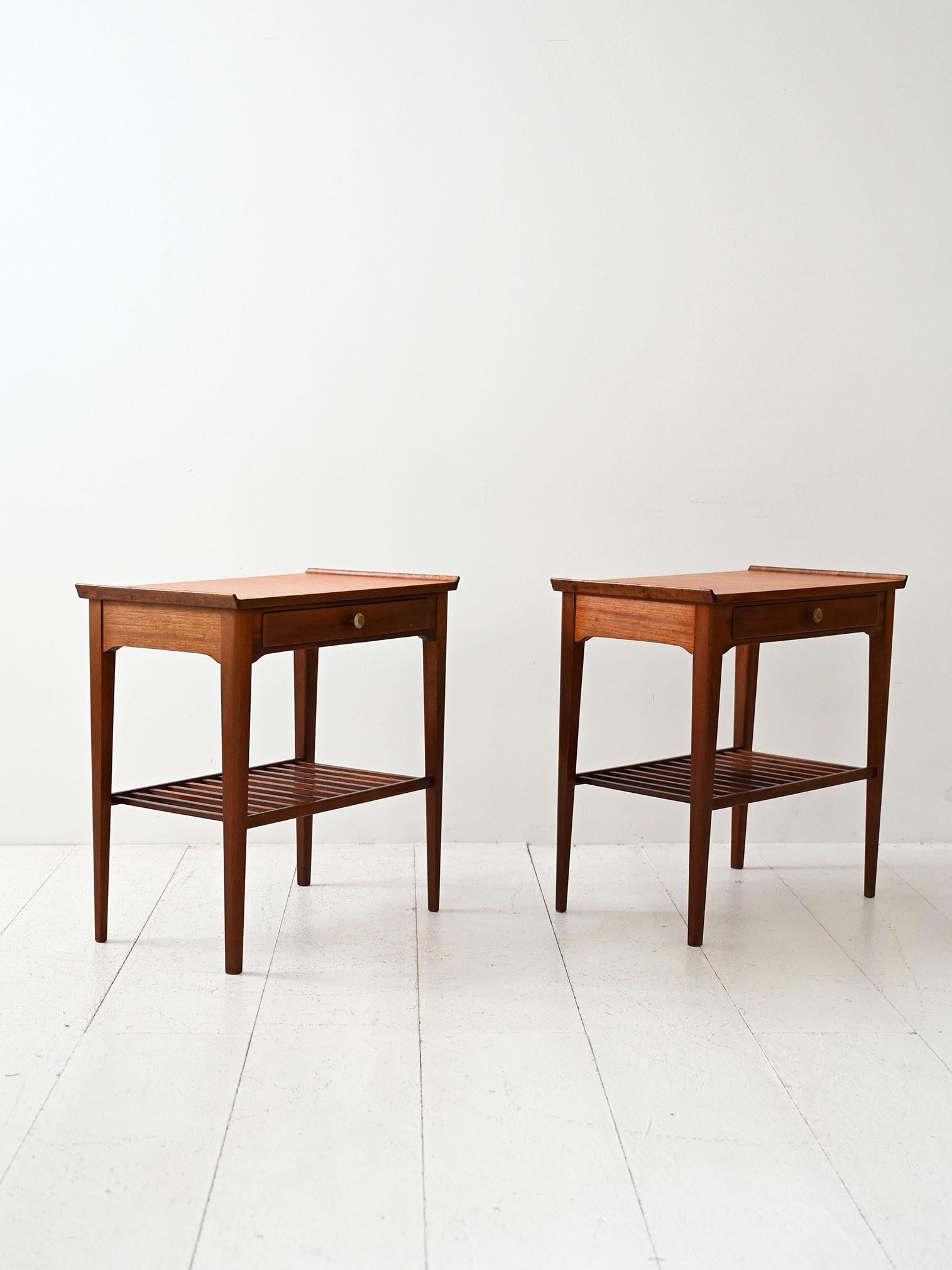 Scandinavian Coppia comodini scandinavi mid-century in mogano in vendita