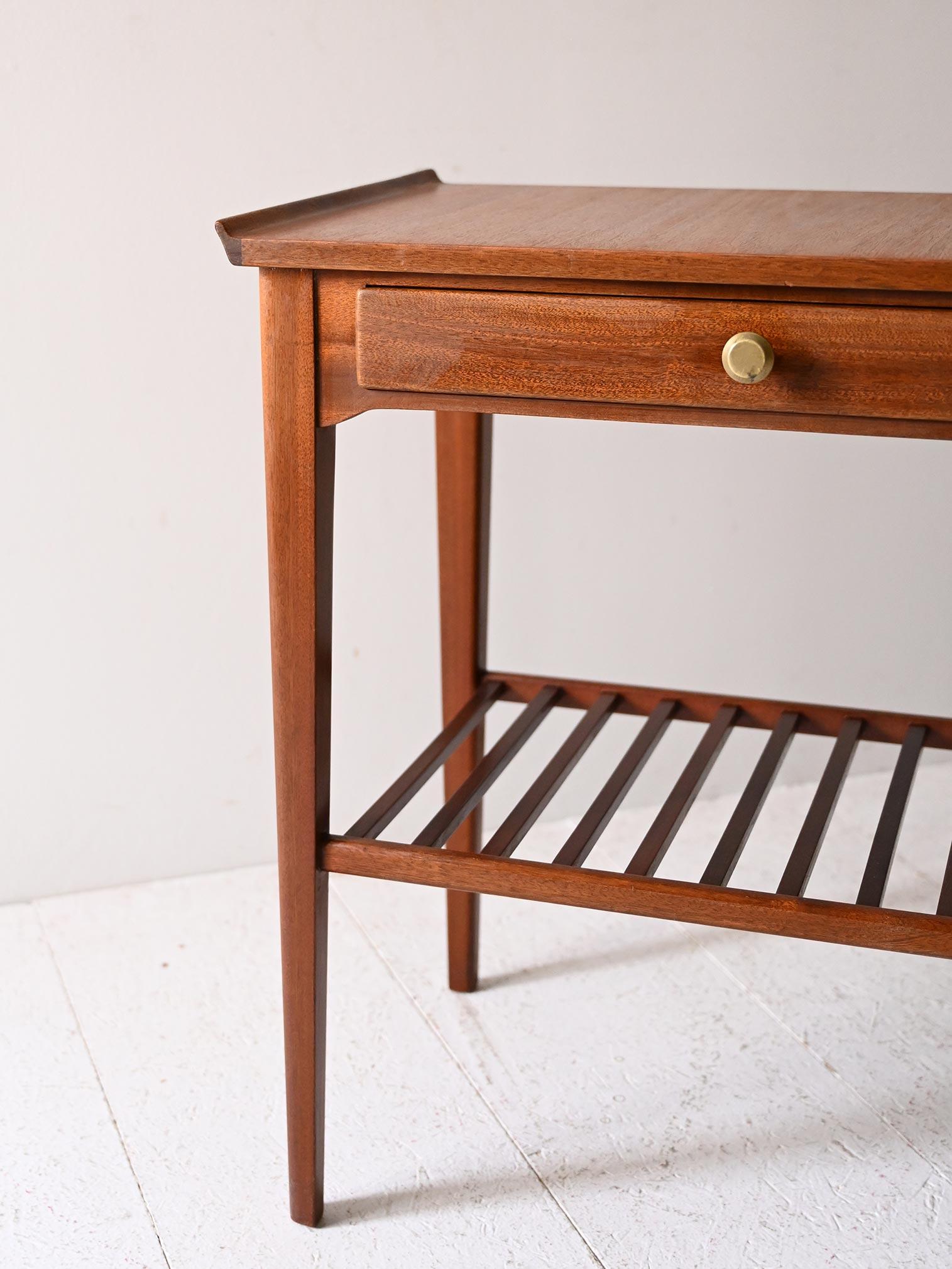 Mid-20th Century Coppia comodini scandinavi mid-century in mogano in vendita