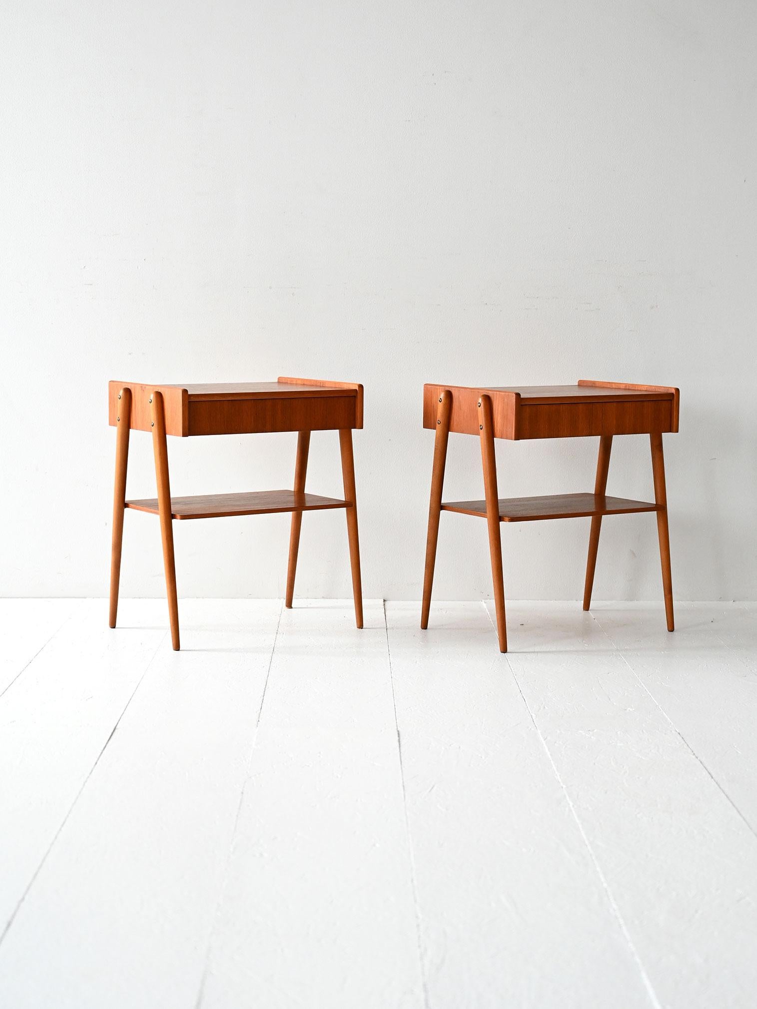 Scandinavian Coppia comodini scandinavi teak con cassetto a scomparsa in vendita