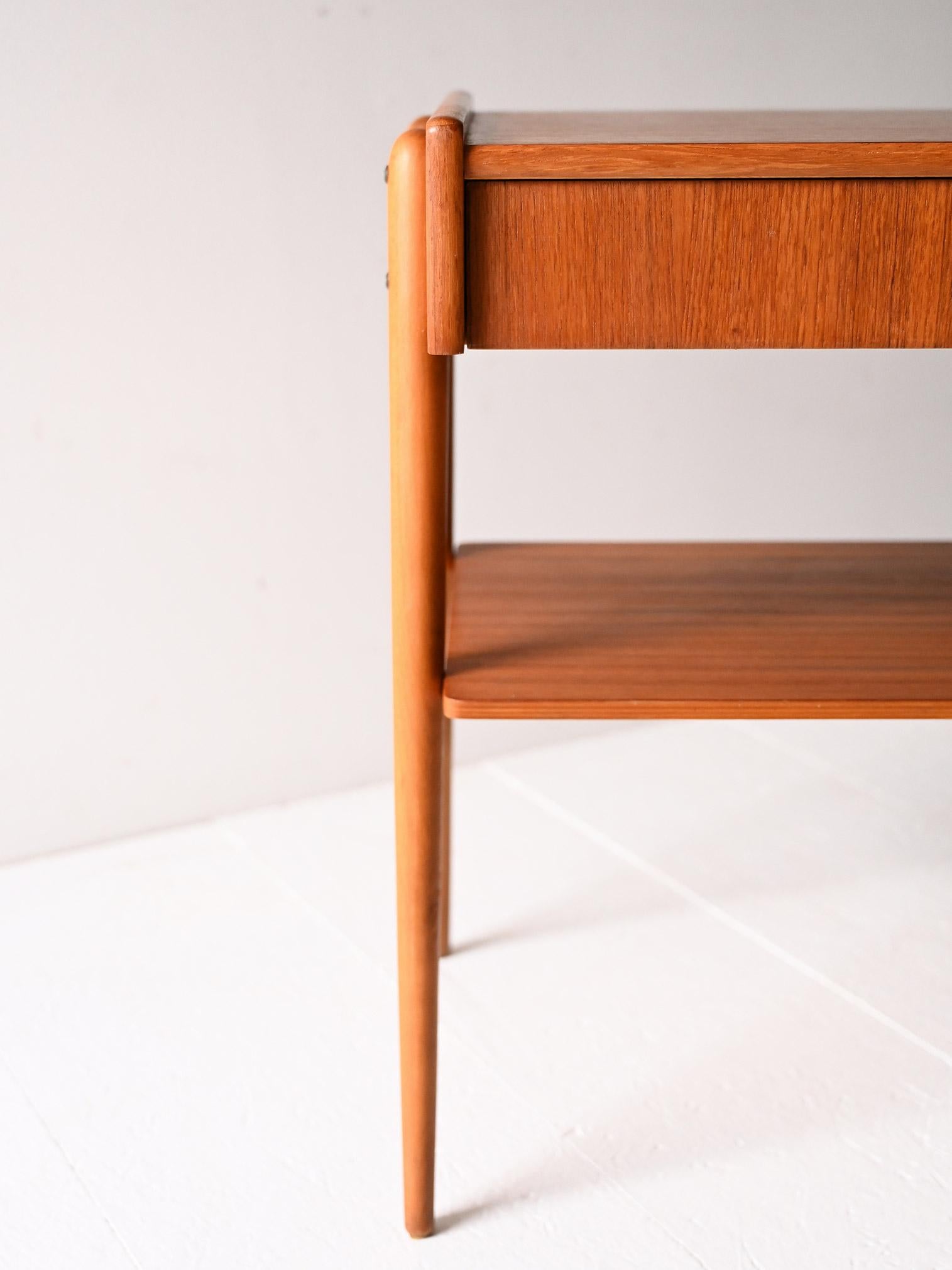 Mid-20th Century Coppia comodini scandinavi teak con cassetto a scomparsa in vendita