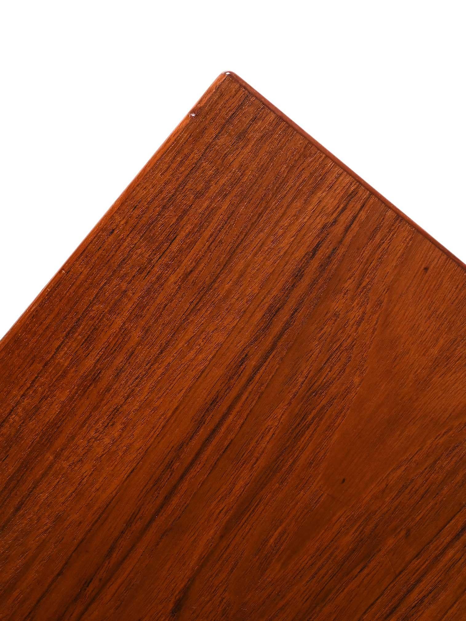 Coppia comodini scandinavi teak scuro anni '50 Bon état - En vente à Brescia, IT