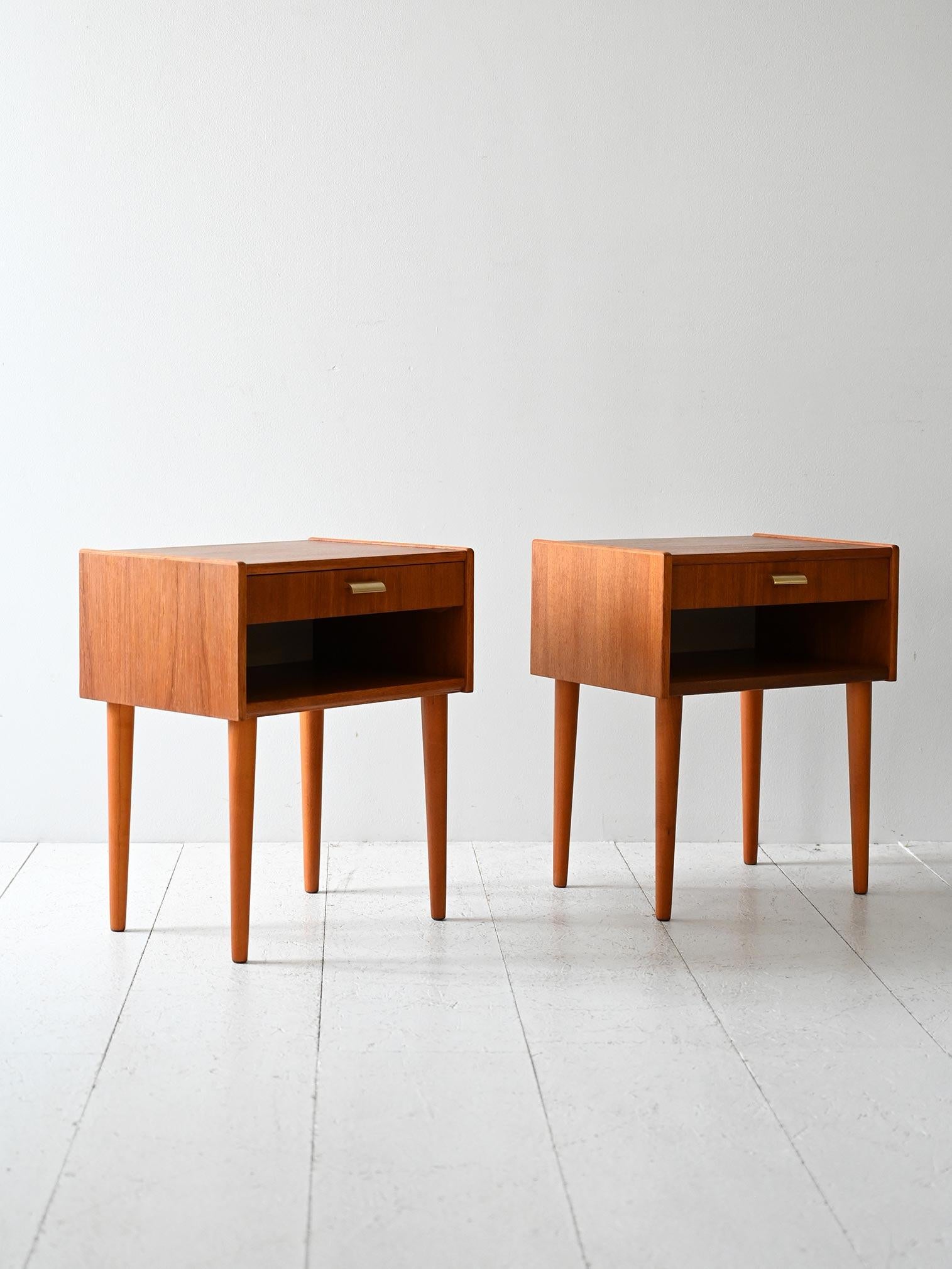 Scandinave moderne Coppia comodini scandinavi vintage con maniglie in ottone en vente
