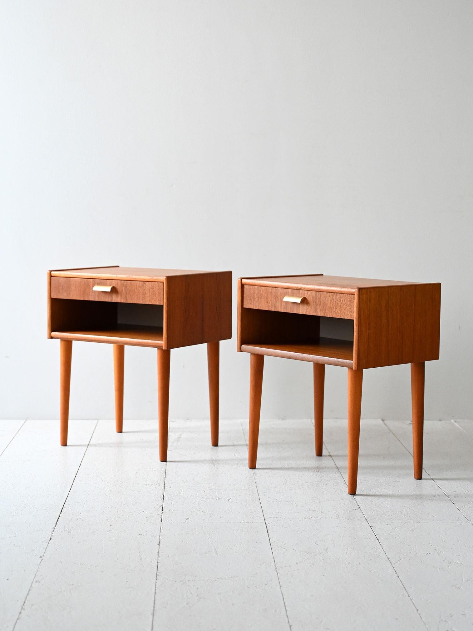Scandinavian Coppia comodini scandinavi vintage con maniglie in ottone en vente