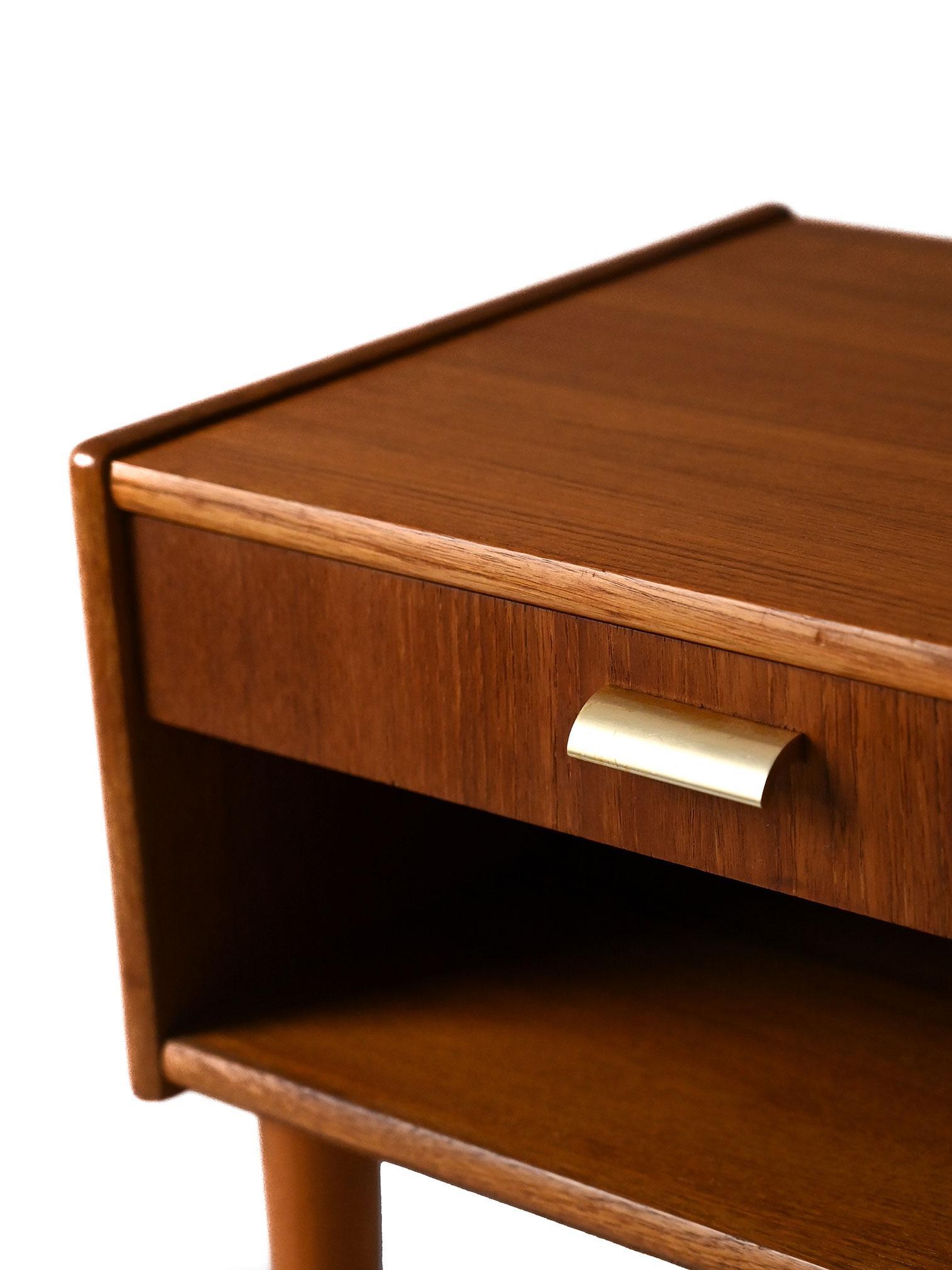 Coppia comodini scandinavi vintage con maniglie in ottone Bon état - En vente à Brescia, IT