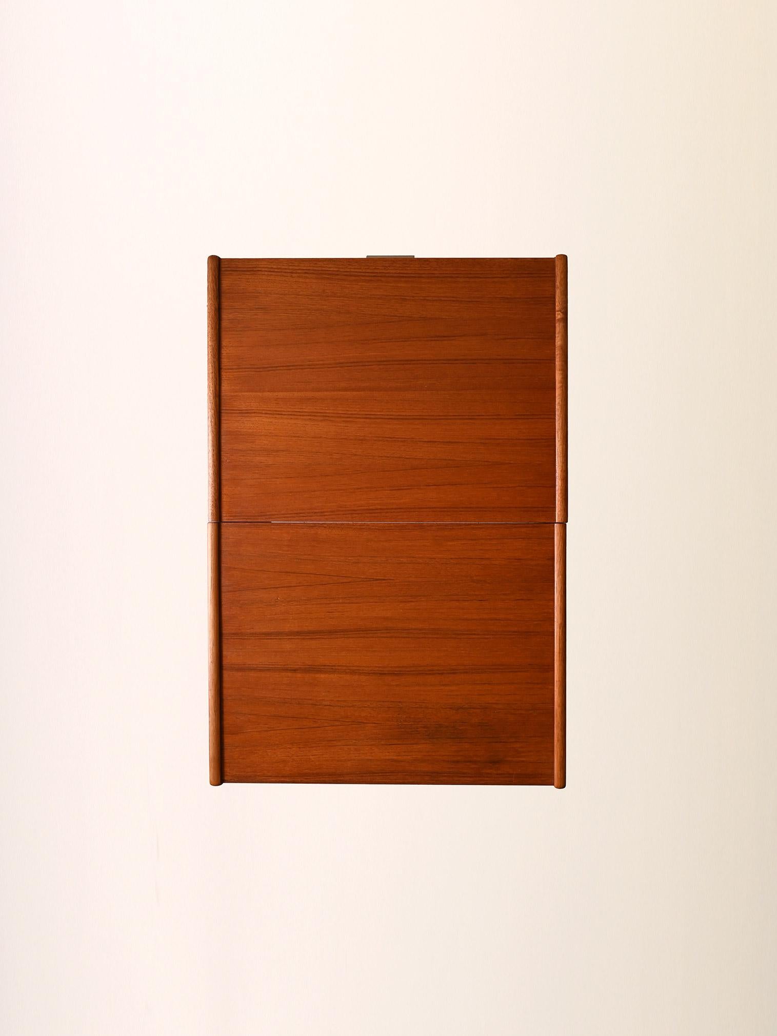Mid-20th Century Coppia comodini scandinavi vintage con maniglie in ottone en vente
