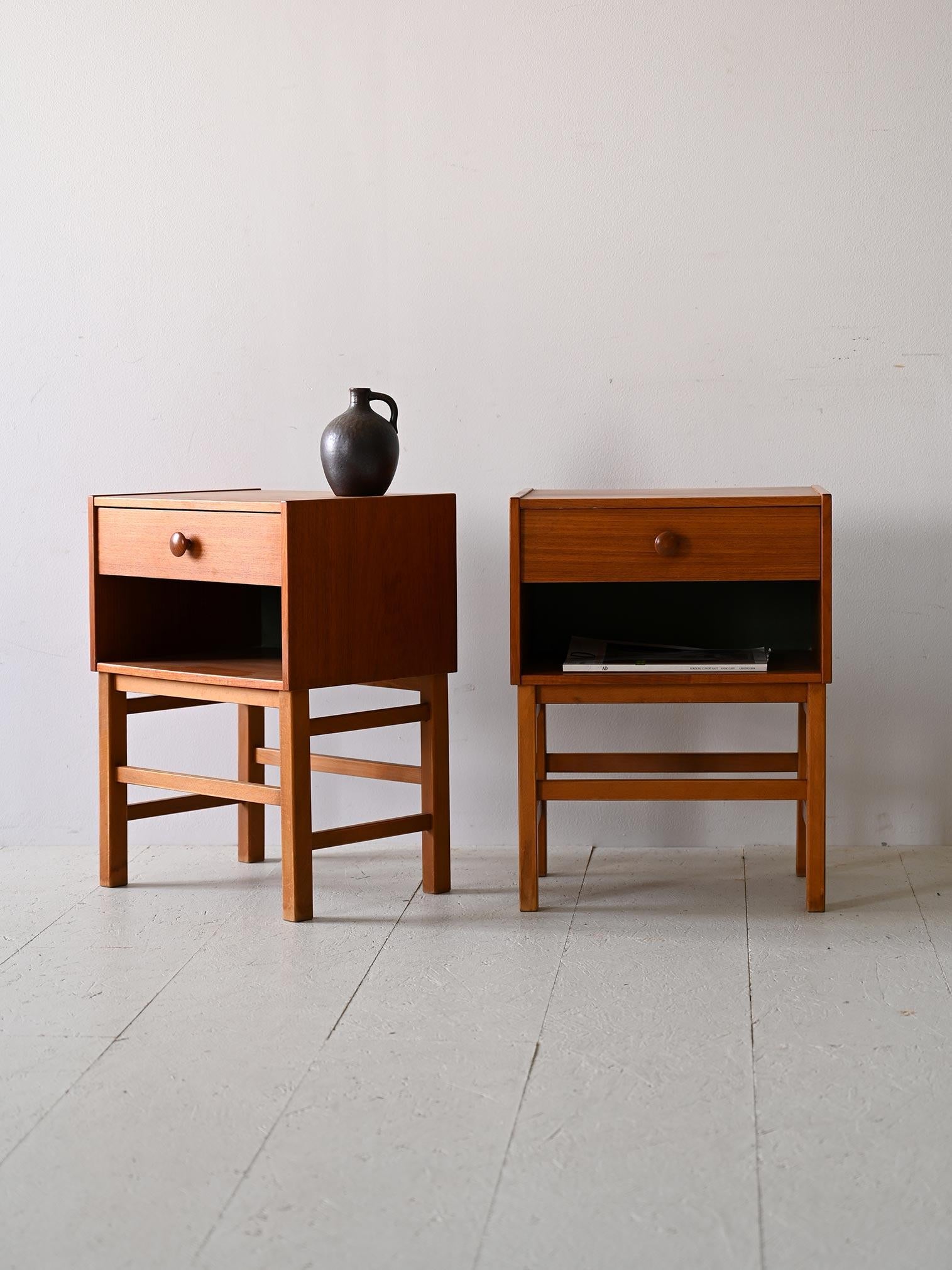Pair of vintage Scandinavian Nordic teak nightstands.

Pair of bedside tables with essential shapes that not only stand out for their minimalist design, but also offer excellent practicality thanks to the large shelves under the drawers, ideal for