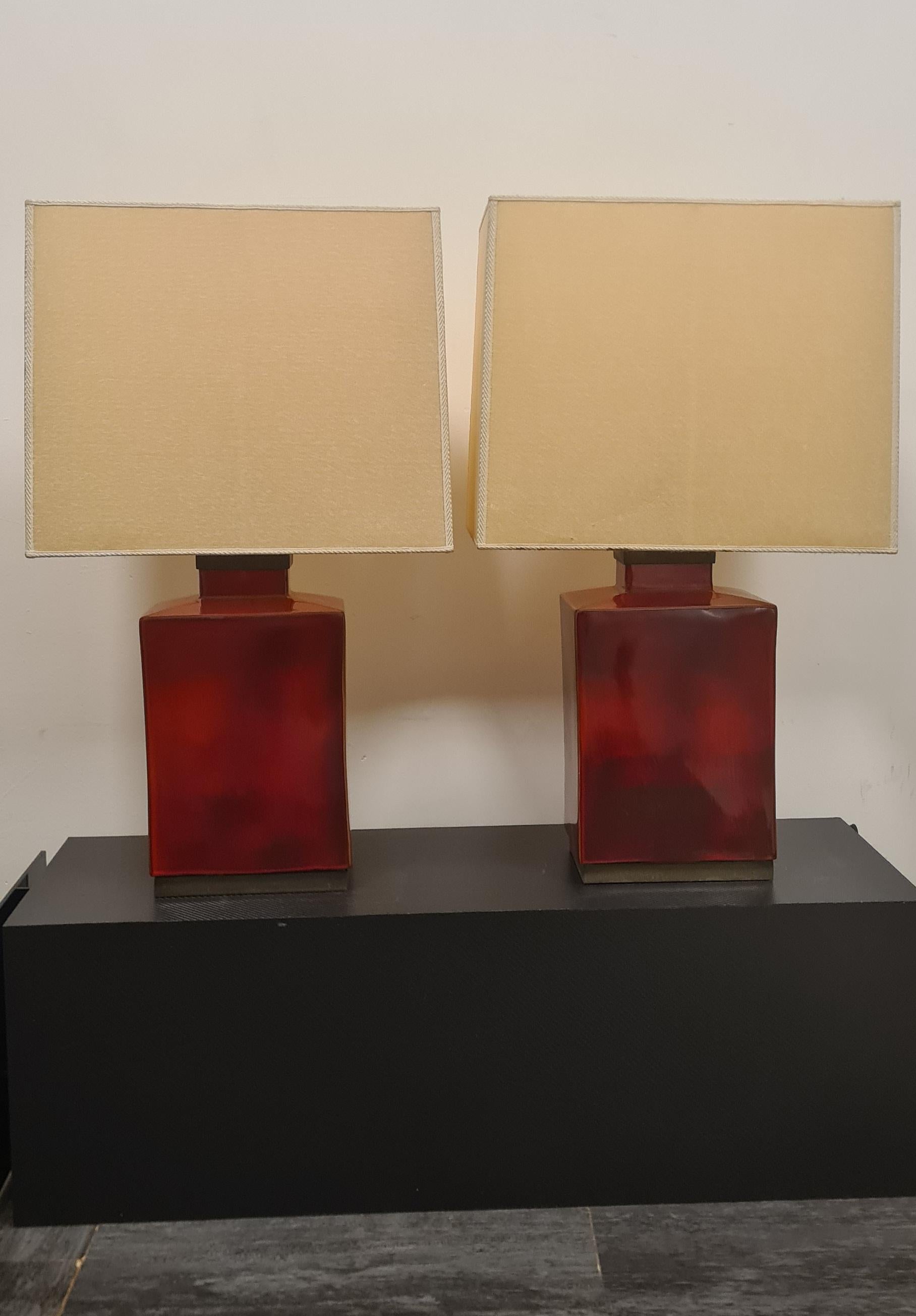 Coppia di abat-jour in ceramica smaltata rosse e ottone.

Queste eleganti lampade da tavolo rosse aggiungeranno un tocco di vivacità e stile a qualsiasi ambiente

Collocabili negli anni 80', le lampade sono un esempio di raffinatezza ed