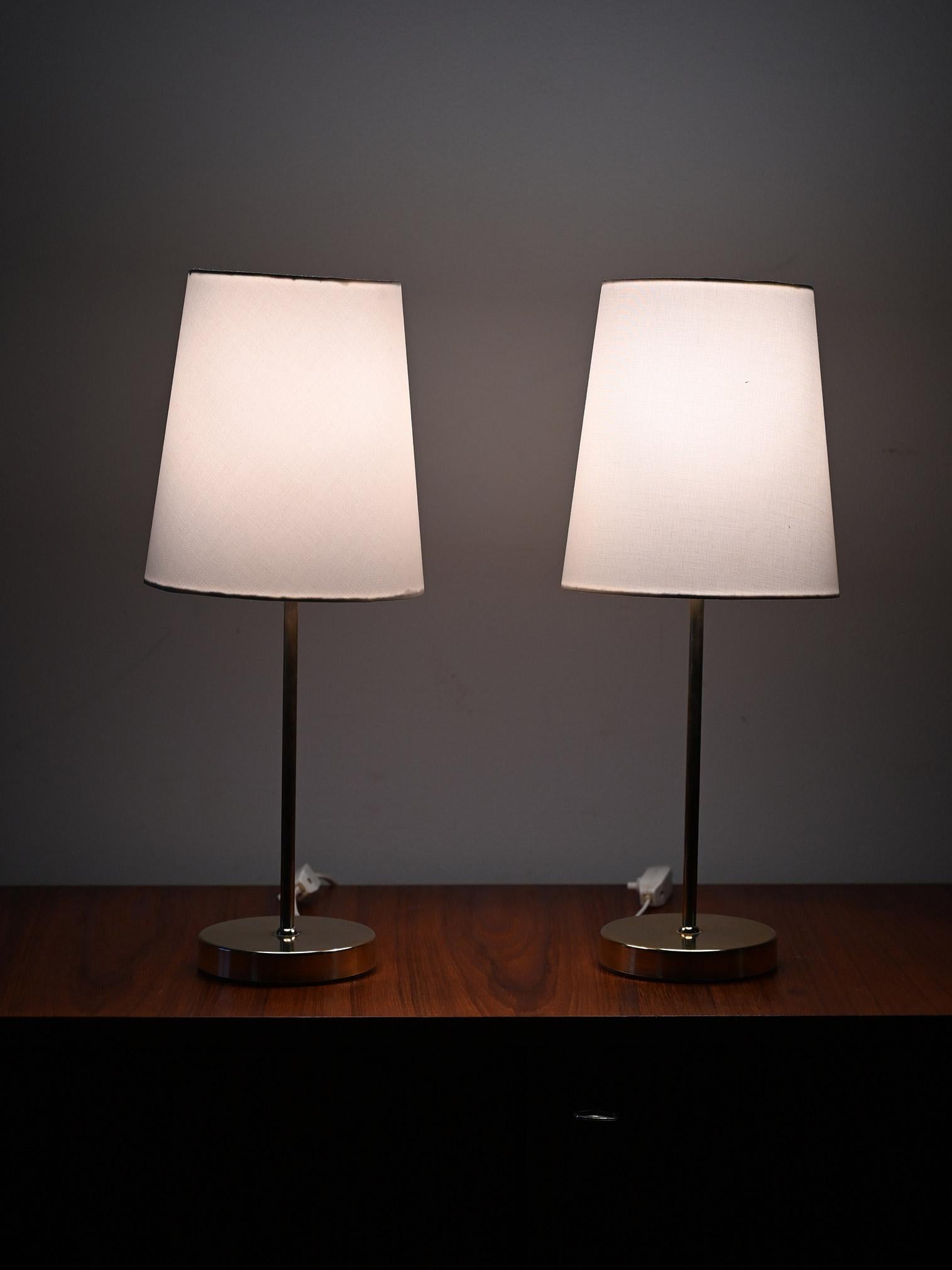 Vintage abat-jour with brass frame and clear lampshade. Nordic design from the 1950s/60s.

Pair of Scandinavian-designed abat-jours dating from the 1950s/60s. The slender frame in polished brass is paired with tapered lampshades in clear fabric,