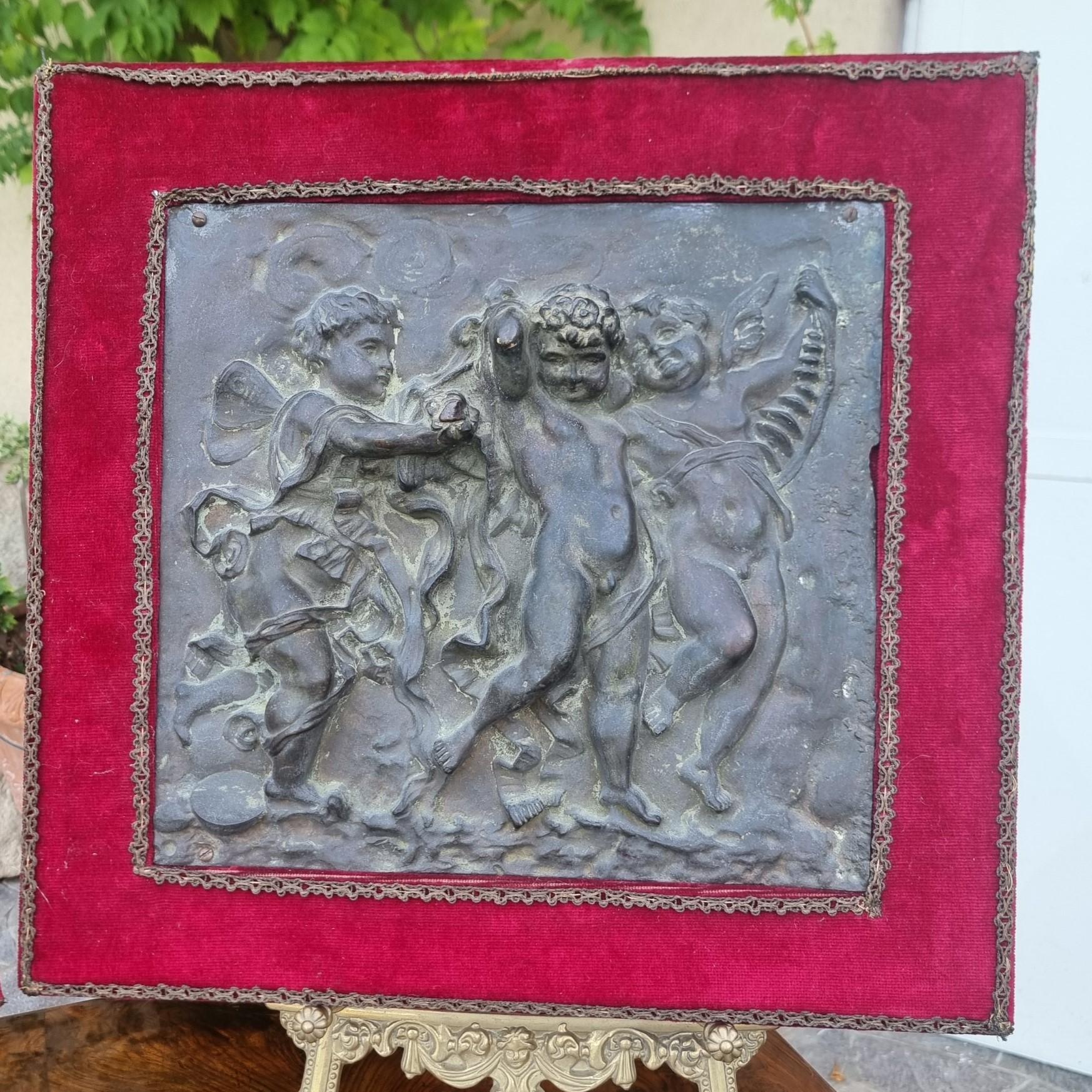 Pair of neoclassical bronze high reliefs 1780 putti game In Good Condition For Sale In Villa Verucchio, Emilia-Romagna