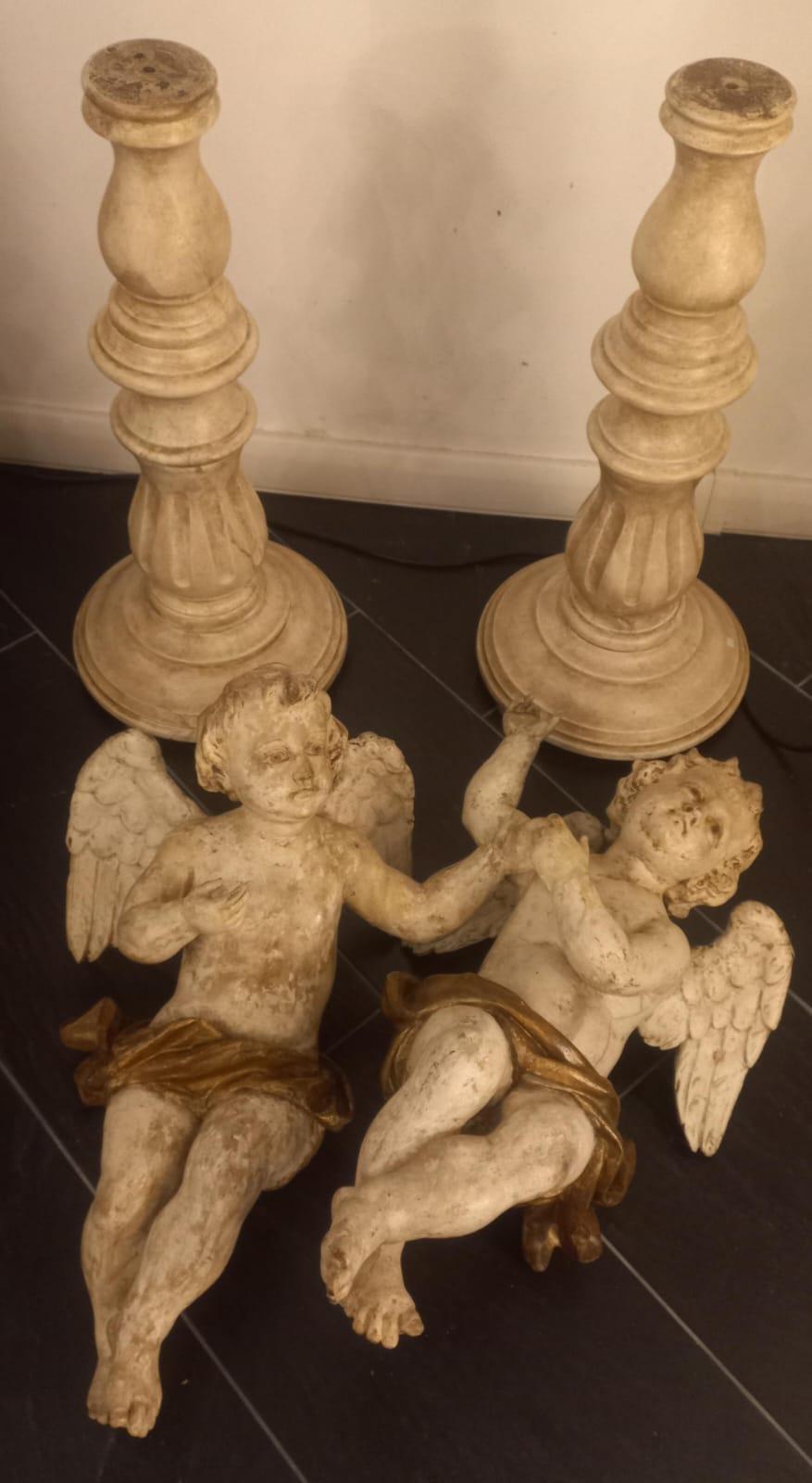 Paar geflügelte Engel aus lackiertem Marmorimitat, sitzend, 18. Jahrhundert, auf zwei gedrechselten, lackierten Holzsockeln neuerer Produktion, Gesamthöhe 102 cm, Sockeldurchmesser 30 cm, Höhe der Engel allein 57 cm.
Die Engel sind mit abnehmbaren