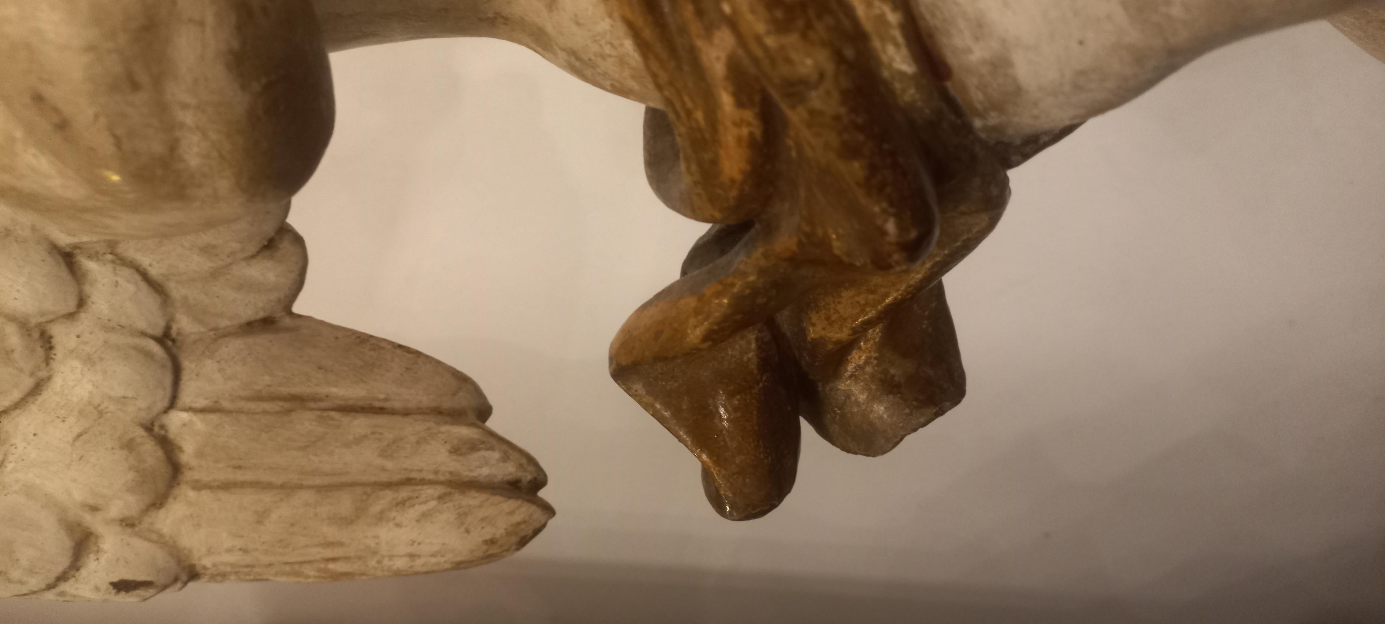 Sculpté à la main Coppia di angeli alati en legno laccato en vente
