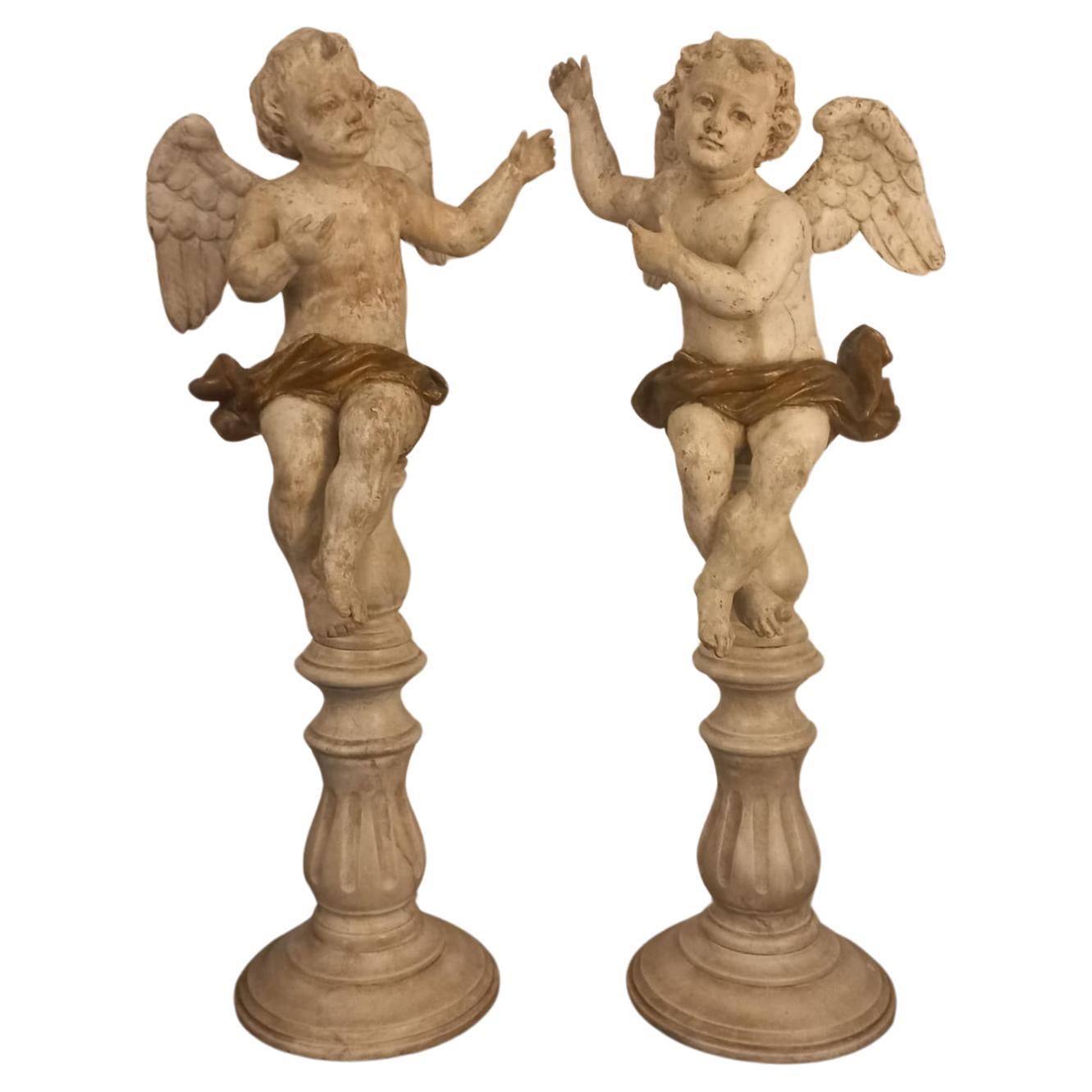 Paar geflügelte Engel aus lackiertem Holz