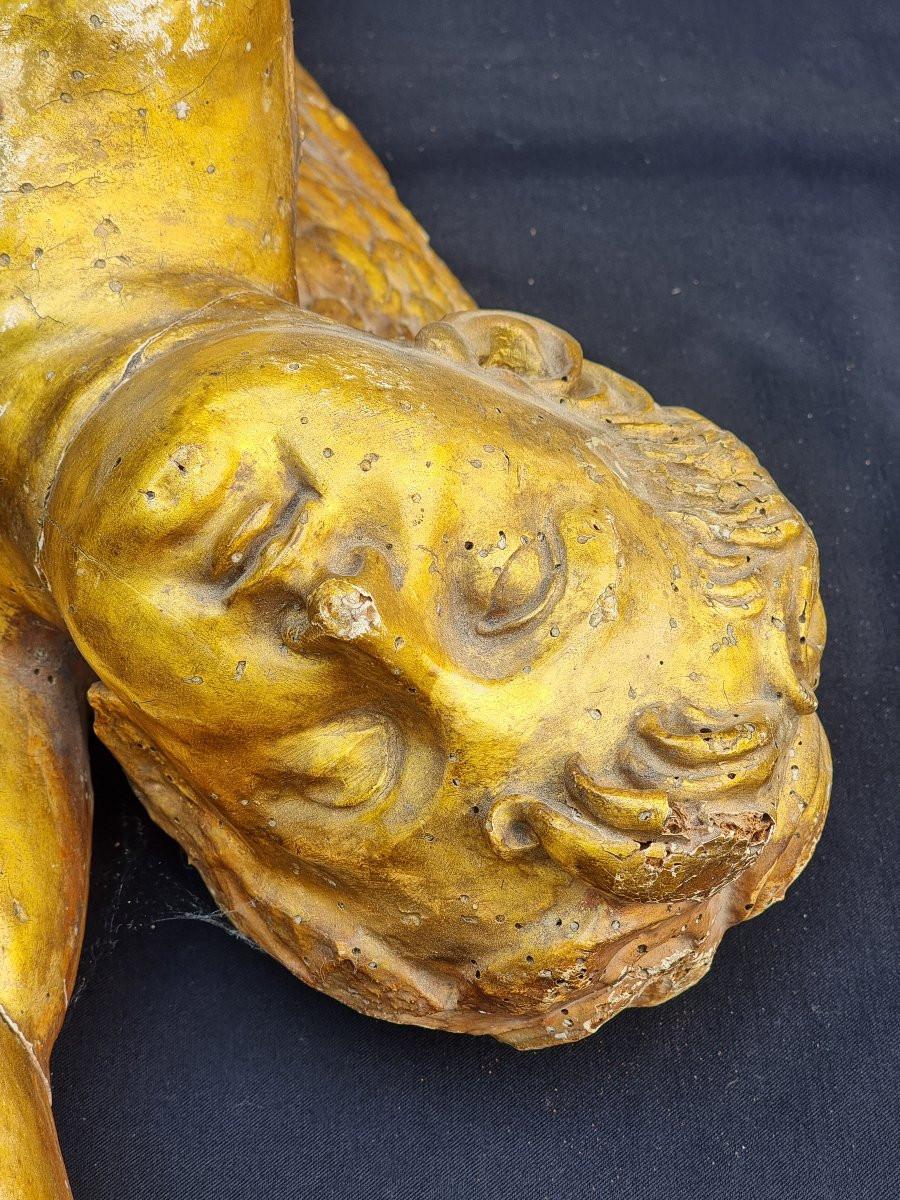 Suggestiva coppia di sculture lignee raffiguranti angeli in volo, scolpiti a tutto tondo e rivestiti da una raffinata doratura a foglia oro. Le figure, di forte espressività e movimento, sono rappresentate con un braccio sollevato, probabilmente per