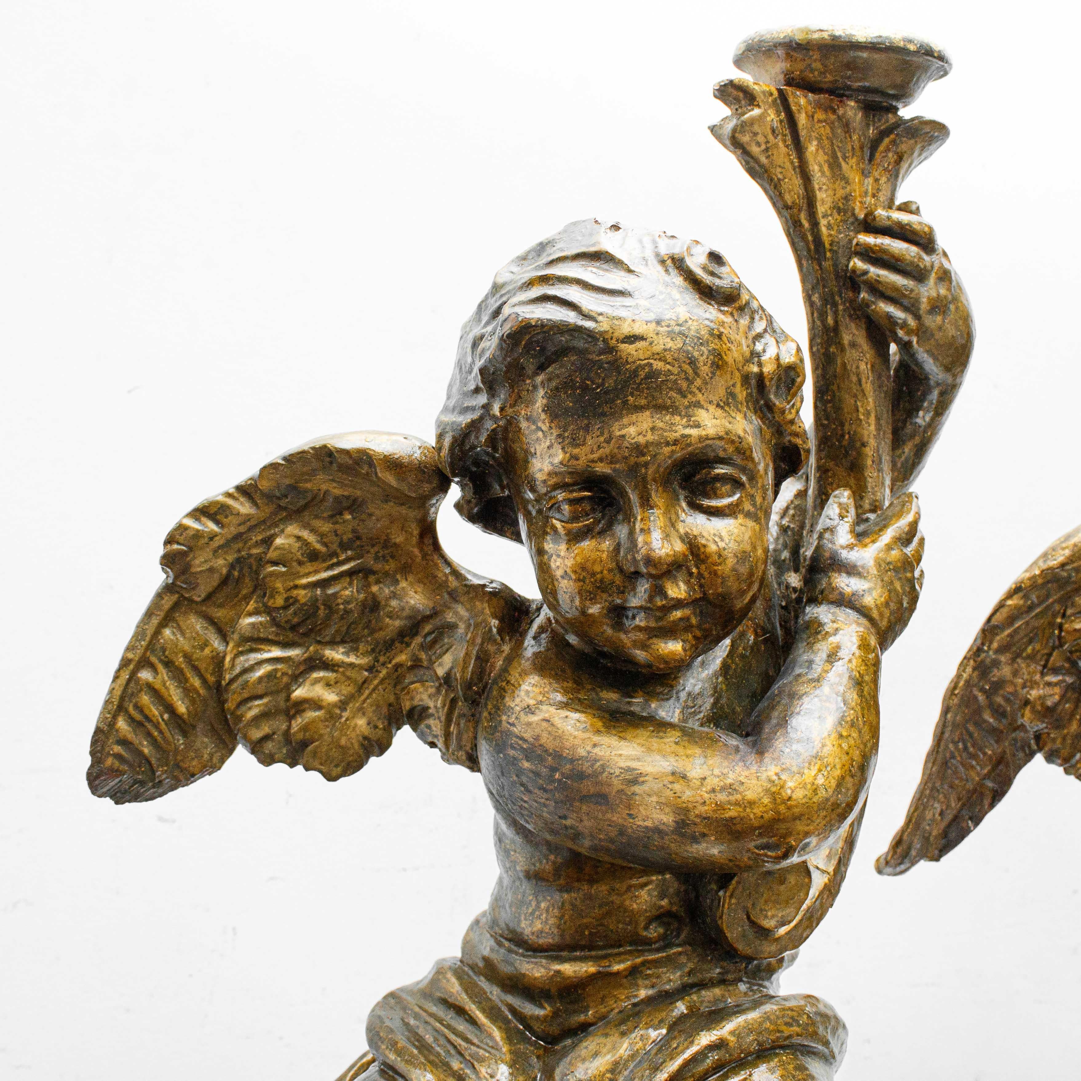 Pair of candle-bearing angels, Carved and gilded wood, 18th century In Good Condition For Sale In Milan, IT