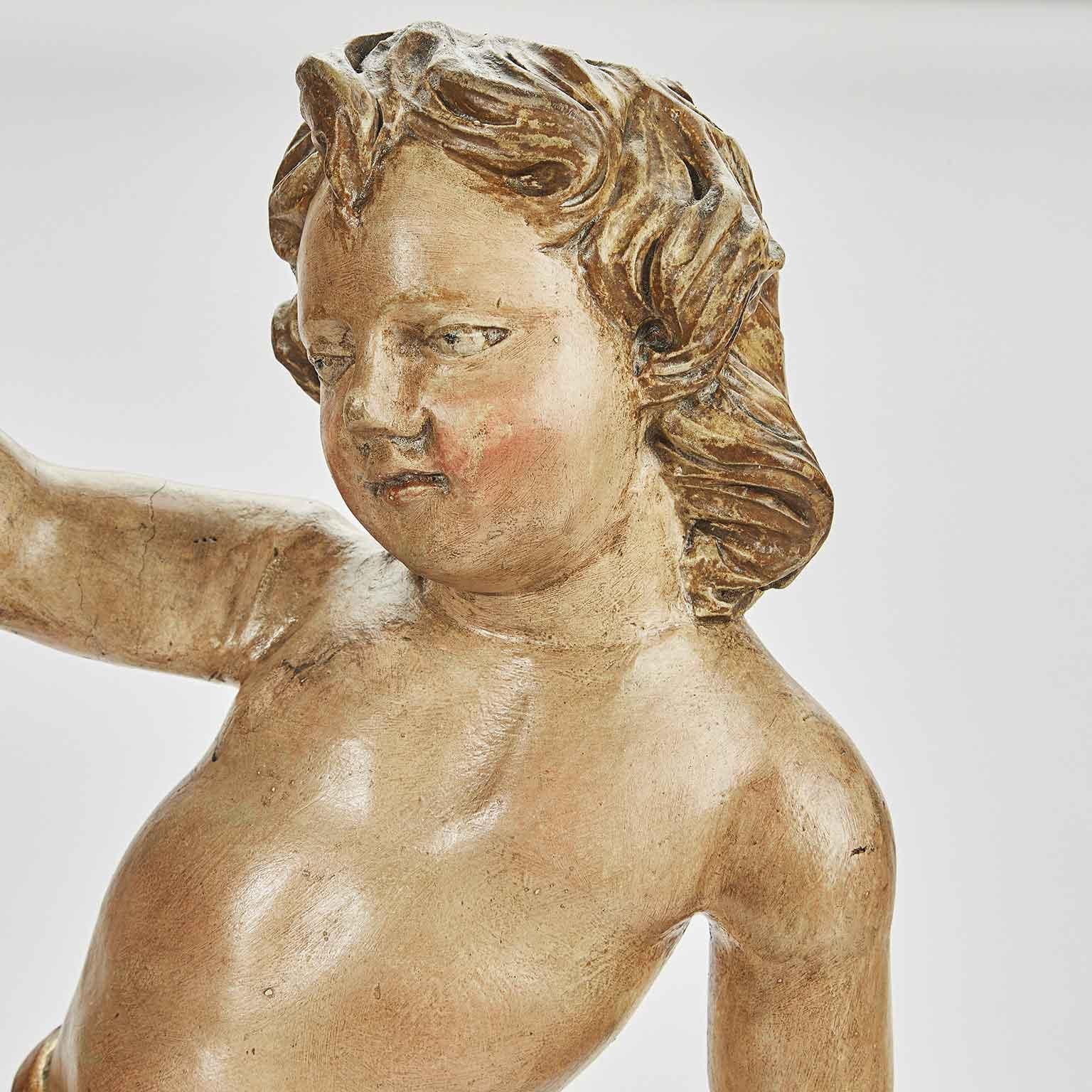 Paire d'anges sur une base sculptée des années 1700 en vente 4