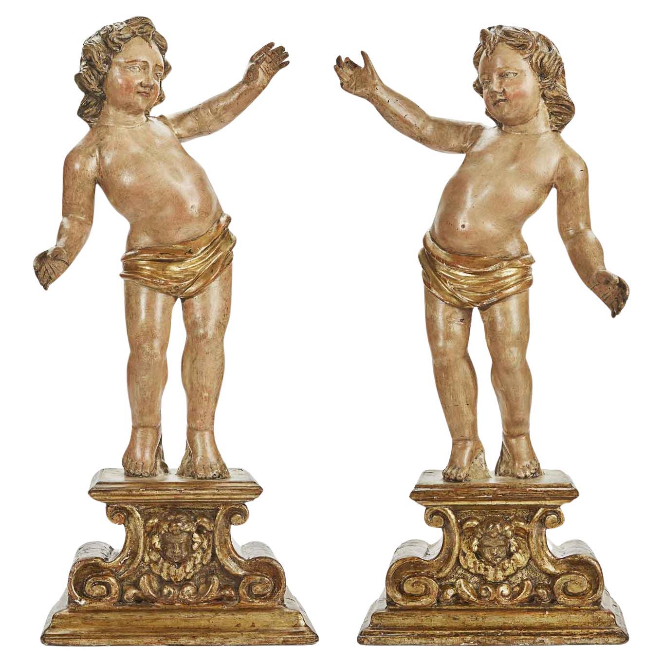 Paire d'anges sur une base sculptée des années 1700 en vente