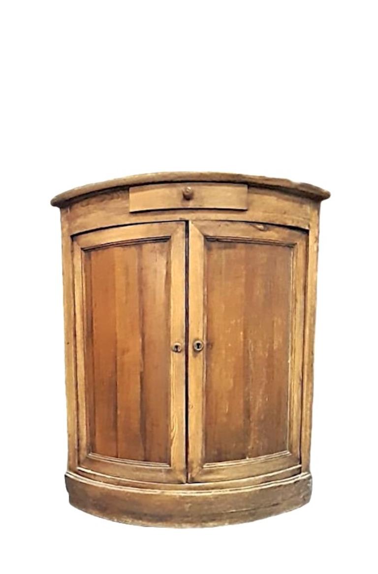 Pair of rounded larch cornerboards, northern Italy, 1800s.

They feature two doors and 1 central drawer.
They lend themselves to being bleached or lacquered.

Measurements: 72 cm corner, 110 cm height

Code 10055/2
(D,SM) R,SD