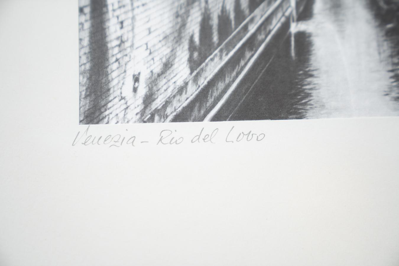 Verre Paire de sérigraphies anciennes de Venise avec cadre doré, Rio del Lovo, signées D en vente