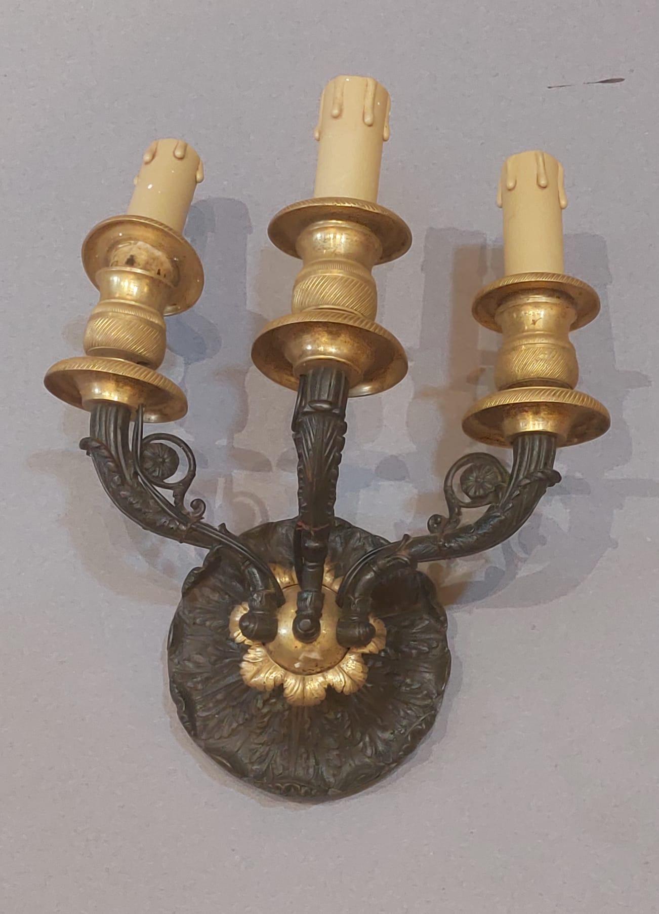 Forged Pair of Empire-style apliques in burnished and gilded bronze For Sale