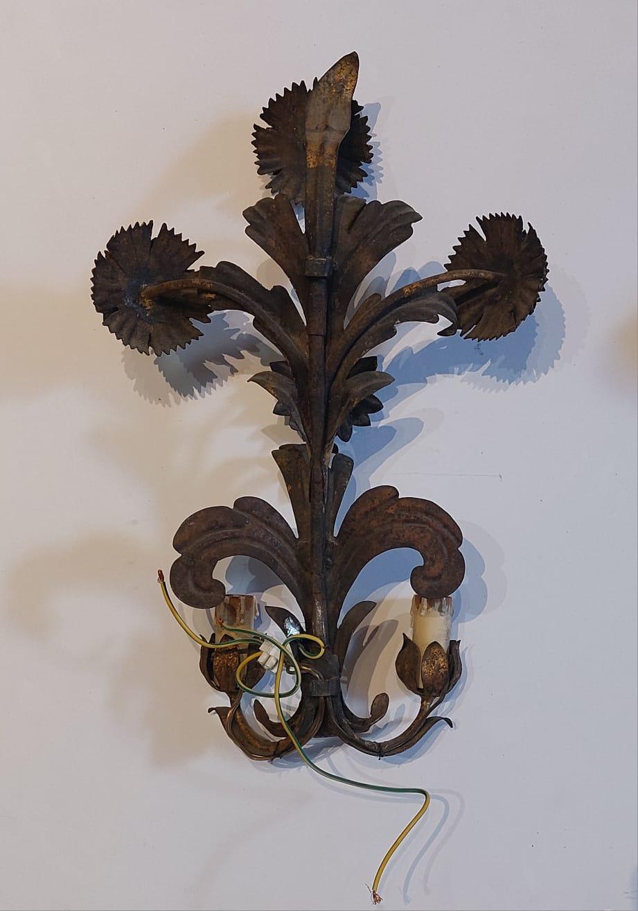 Coppia di apliques in metallo dorato con decorazioni a motivo vegetale in vendita 3