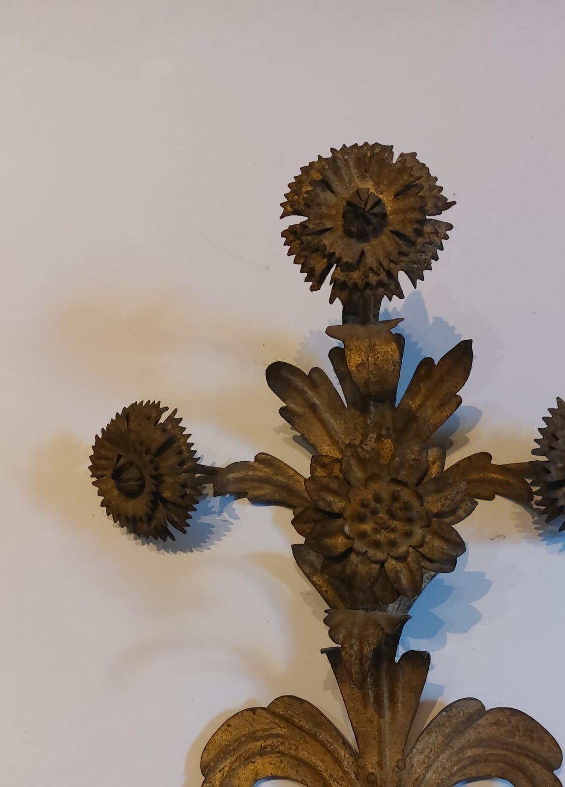Coppia di apliques in metallo dorato con decorazioni a motivo vegetale in vendita 4