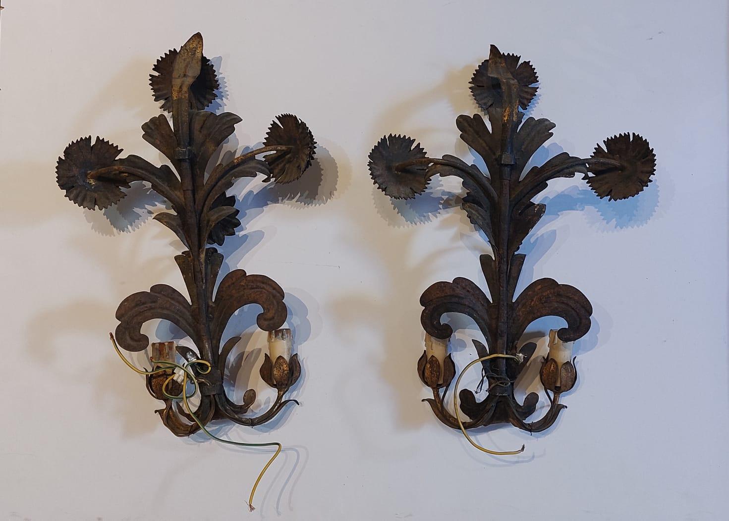 Rococò Coppia di apliques in metallo dorato con decorazioni a motivo vegetale in vendita