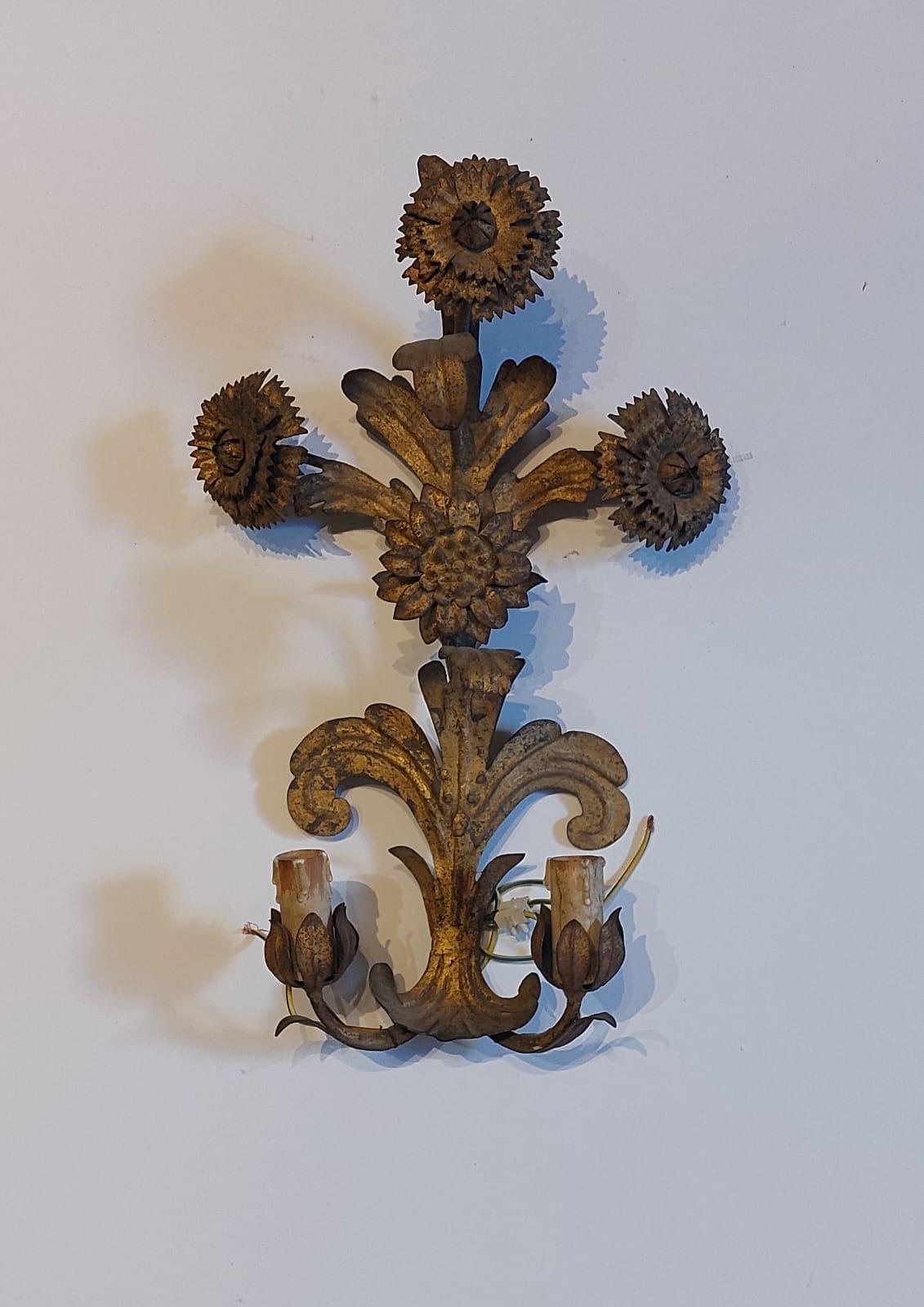 Forgiato Coppia di apliques in metallo dorato con decorazioni a motivo vegetale in vendita