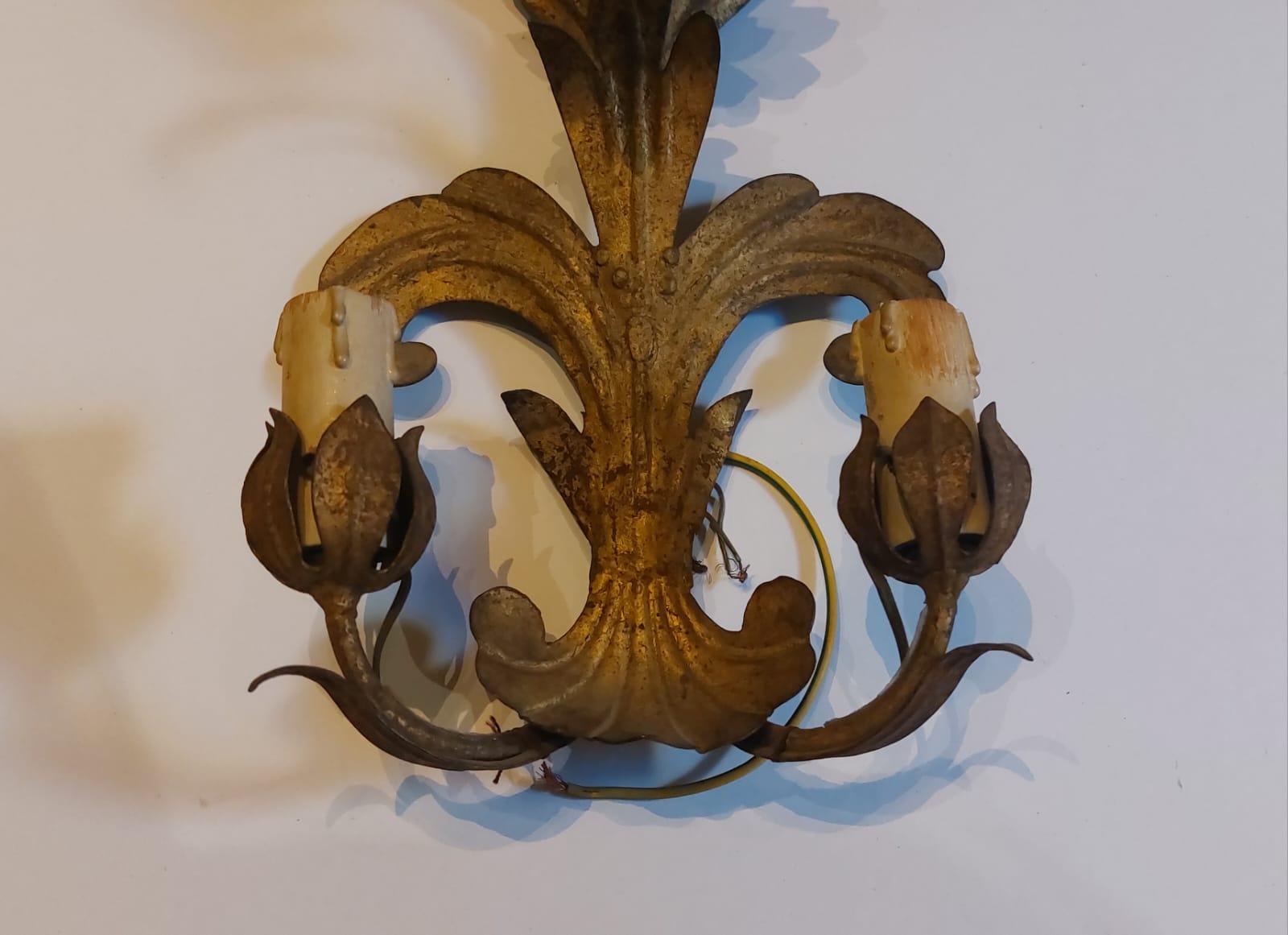 Coppia di apliques in metallo dorato con decorazioni a motivo vegetale In condizioni buone in vendita a Milano, IT