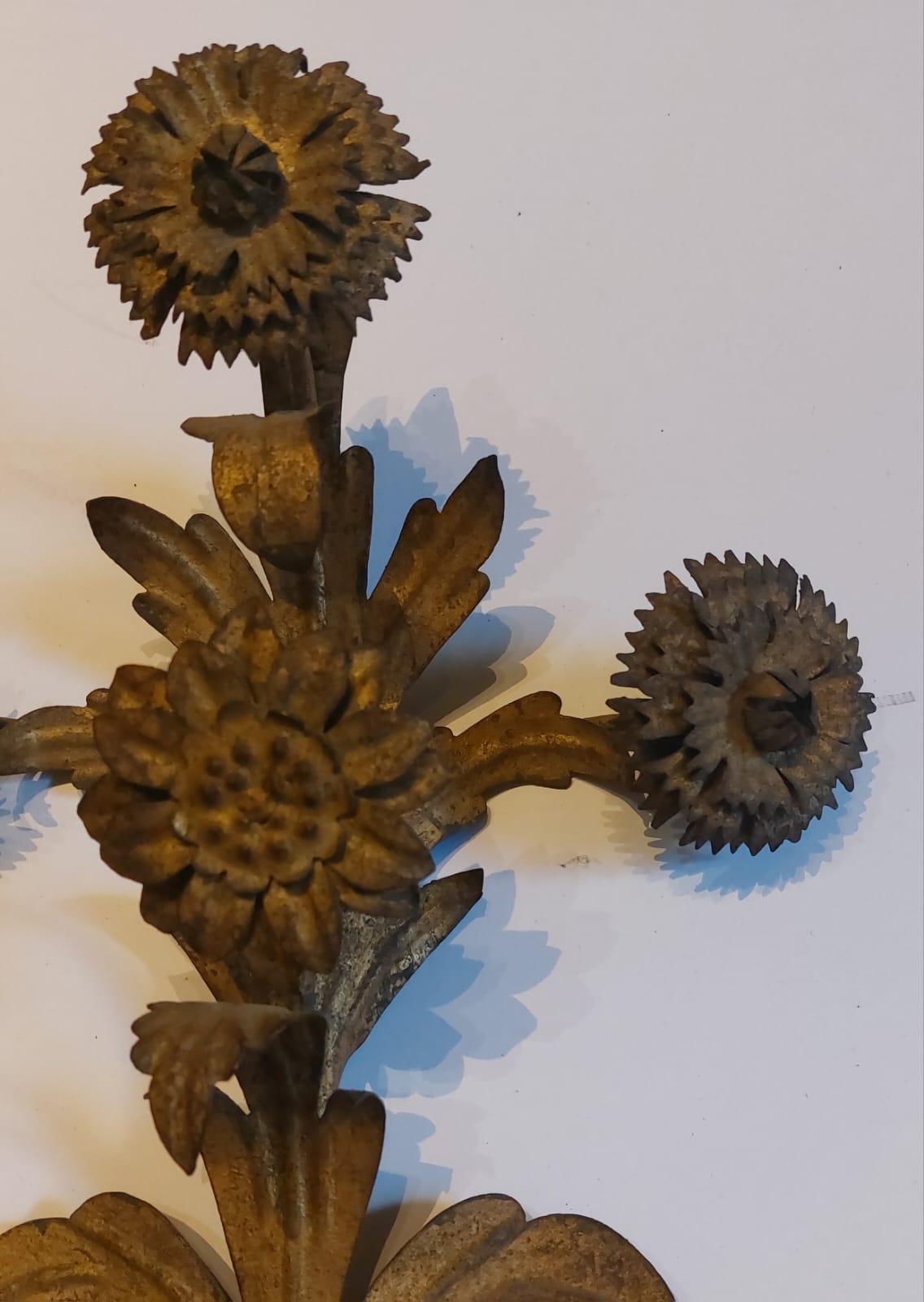 18th Century and Earlier Coppia di apliques in metallo dorato con decorazioni a motivo vegetale in vendita