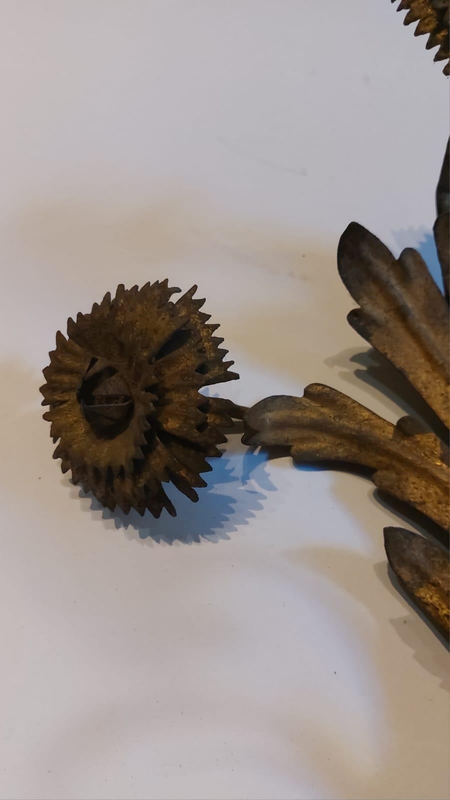 Coppia di apliques in metallo dorato con decorazioni a motivo vegetale in vendita 1