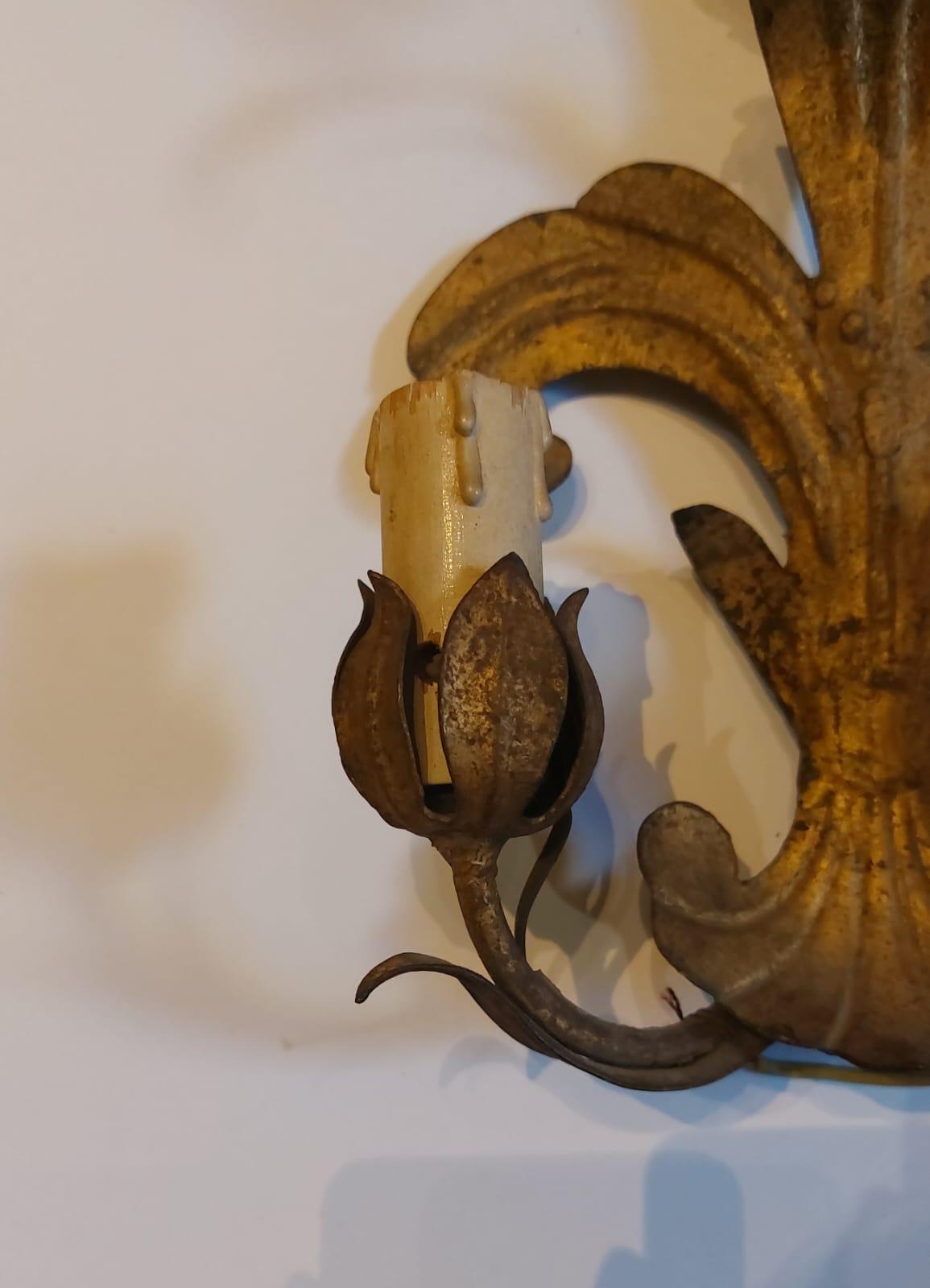 Coppia di apliques in metallo dorato con decorazioni a motivo vegetale in vendita 2
