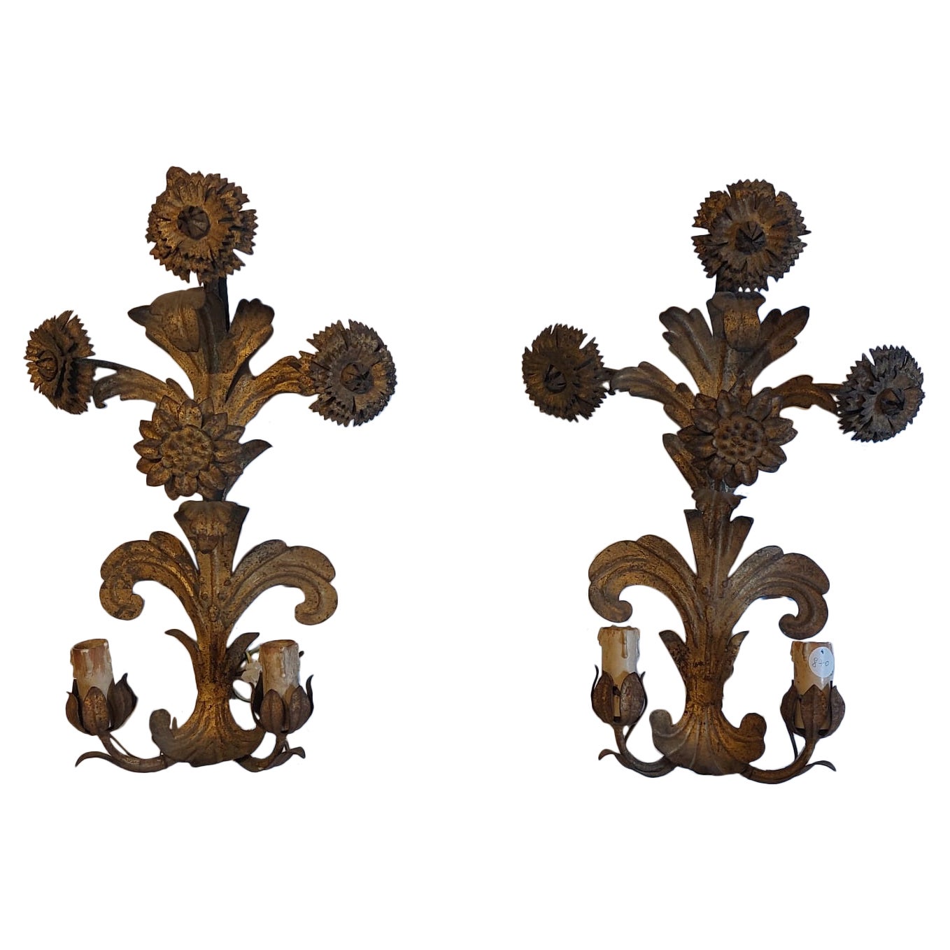 Pareja de apliques de metal dorado con decoración vegetal