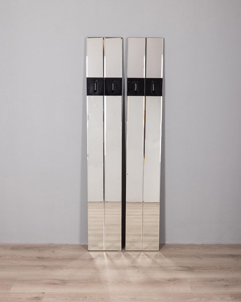 Paire de porte-manteaux muraux en bois laqué noir et miroirs, avec 2 crochets chacun, design italien, années 1970.

CONDITION :
En bon état, peut présenter des signes d'usure dus au temps.

DIMENSIONS : 
Hauteur 184 cm ; largeur 30 cm ;  Longueur 4