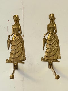 Paar Wandaufhänger aus Messing - weibliche Figuren im Liberty-Stil