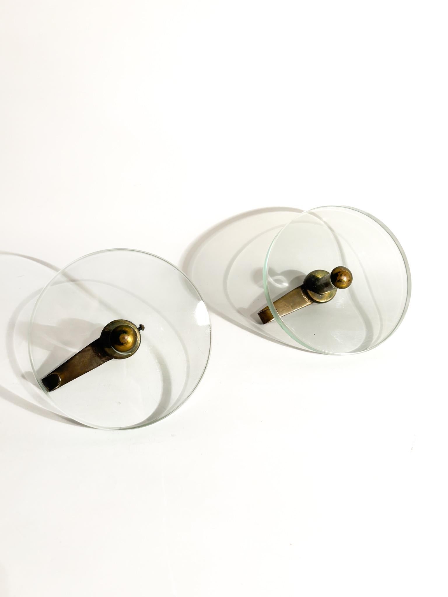 Coppia di appendiabiti in vetro e ottone, realizzati da Fontana Arte negli anni '50

Ø cm 12 Ø cm 7 h cm 12